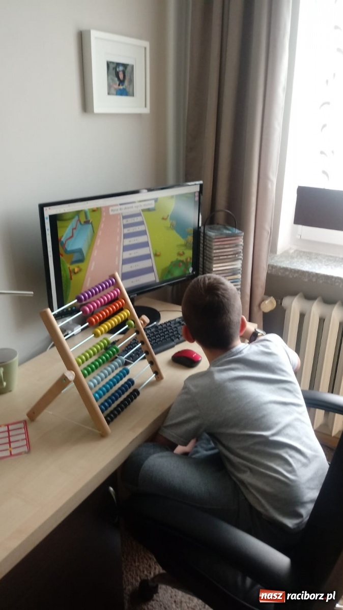 Zdjęcie w galerii na portalu naszraciborz.pl: Uczniowie ZSS radzą sobie z nauczaniem zdalnym wiadomości z regionu