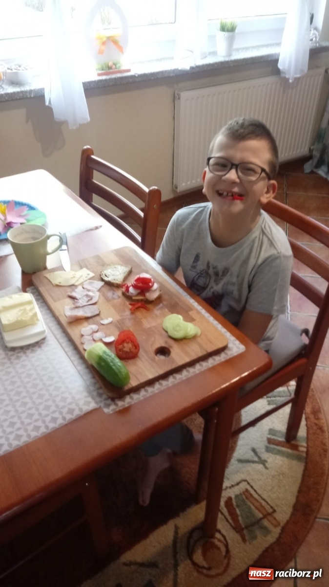 Zdjęcie w galerii na portalu naszraciborz.pl: Uczniowie ZSS radzą sobie z nauczaniem zdalnym wiadomości z regionu