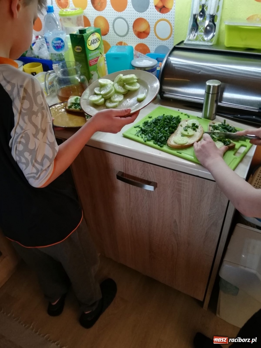 Zdjęcie w galerii na portalu naszraciborz.pl: Uczniowie ZSS radzą sobie z nauczaniem zdalnym wiadomości z regionu