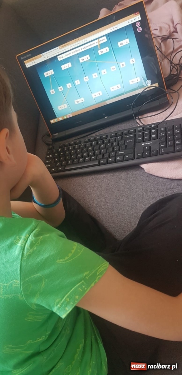 Zdjęcie w galerii na portalu naszraciborz.pl: Uczniowie ZSS radzą sobie z nauczaniem zdalnym wiadomości z regionu