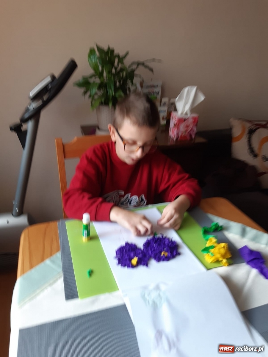 Zdjęcie w galerii na portalu naszraciborz.pl: Uczniowie ZSS radzą sobie z nauczaniem zdalnym wiadomości z regionu