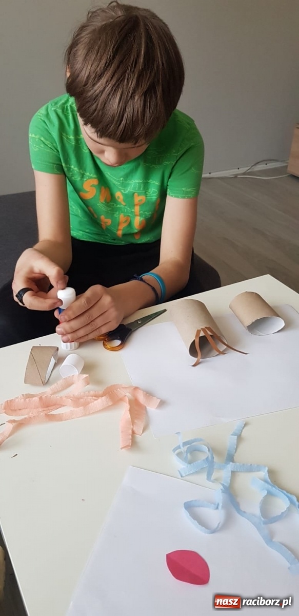 Zdjęcie w galerii na portalu naszraciborz.pl: Uczniowie ZSS radzą sobie z nauczaniem zdalnym wiadomości z regionu