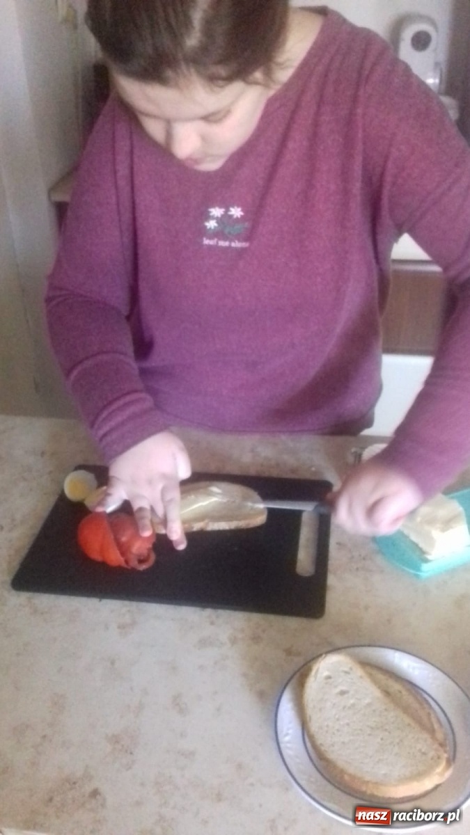 Zdjęcie w galerii na portalu naszraciborz.pl: Uczniowie ZSS radzą sobie z nauczaniem zdalnym wiadomości z regionu