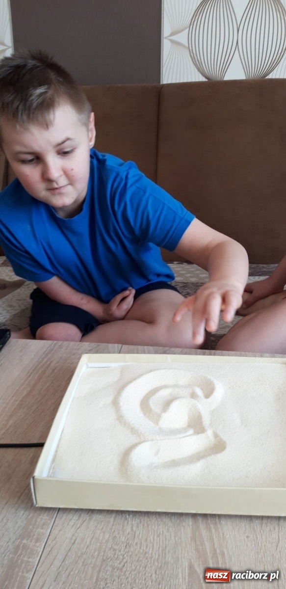 Zdjęcie w galerii na portalu naszraciborz.pl: Uczniowie ZSS radzą sobie z nauczaniem zdalnym wiadomości z regionu