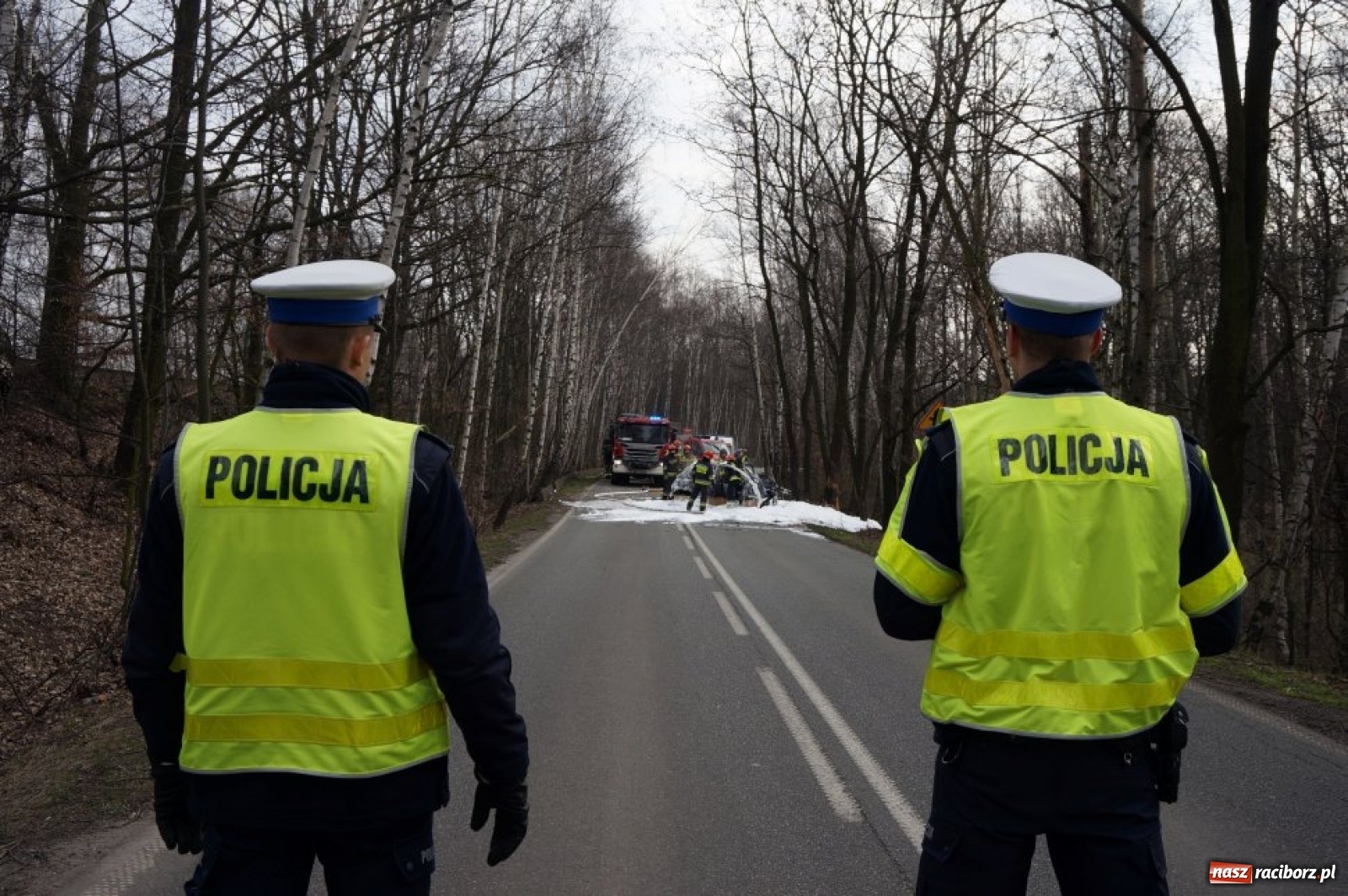 Zdjęcie w galerii na portalu naszraciborz.pl: Tragedia w Rybniku. Samochód uderzył w drzewo i stanął w płomieniach [FOTO i WIDEO] wiadomości z regionu