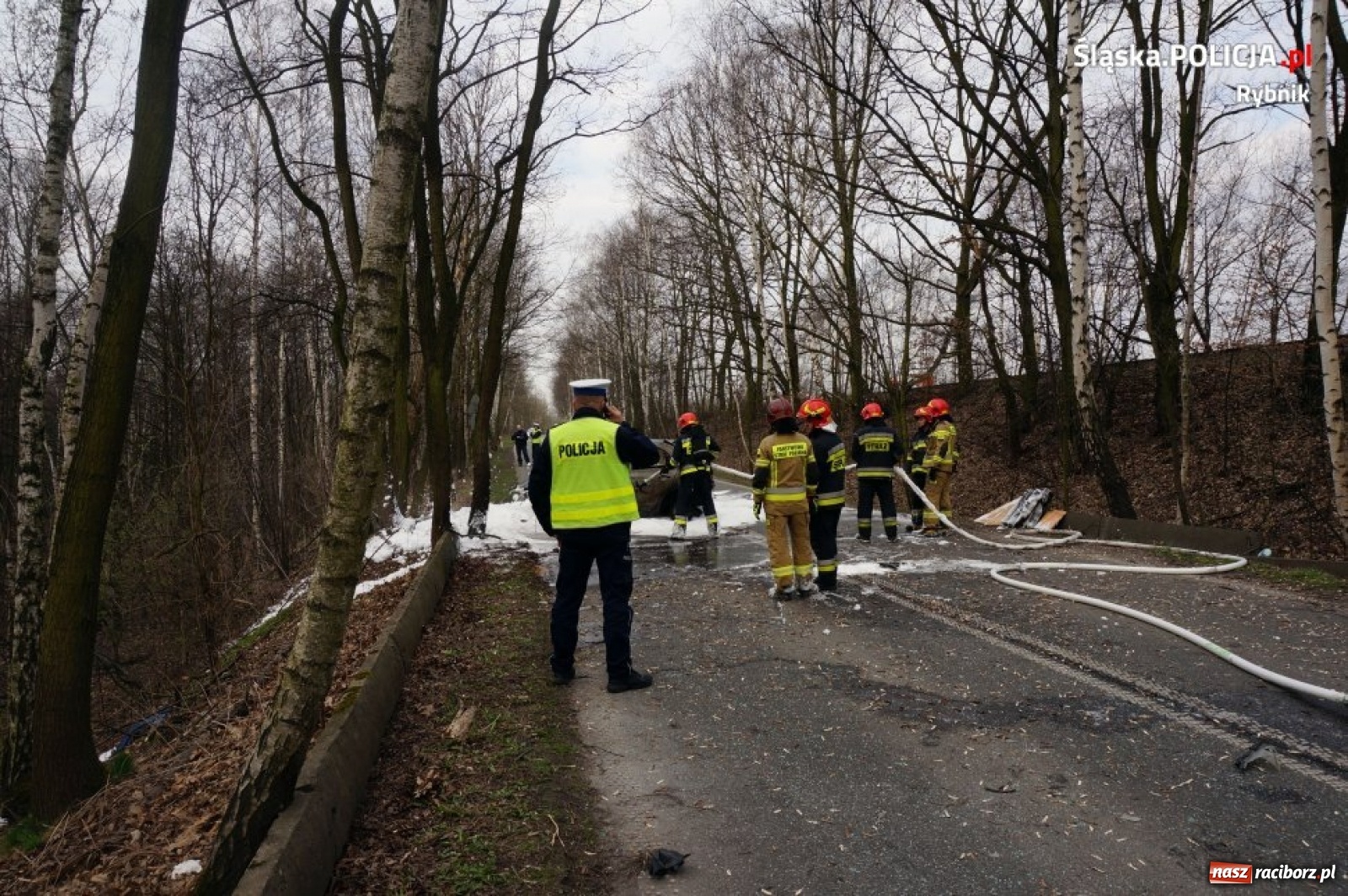 Zdjęcie w galerii na portalu naszraciborz.pl: Tragedia w Rybniku. Samochód uderzył w drzewo i stanął w płomieniach [FOTO i WIDEO] wiadomości z regionu