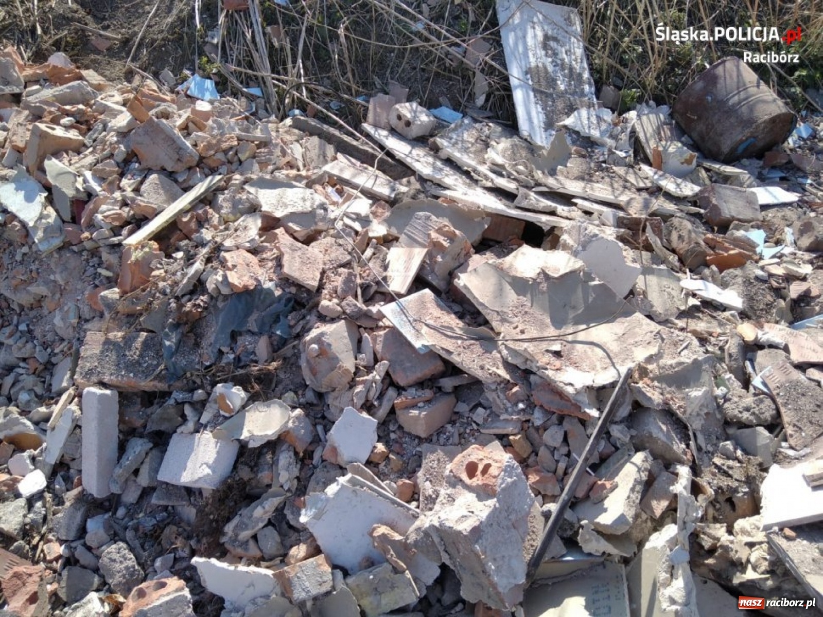 Zdjęcie w galerii na portalu naszraciborz.pl: Mandat i nakaz uprzątnięcia śmieci. Dzielnicowy wytropił dzikie wysypisko wiadomości z regionu