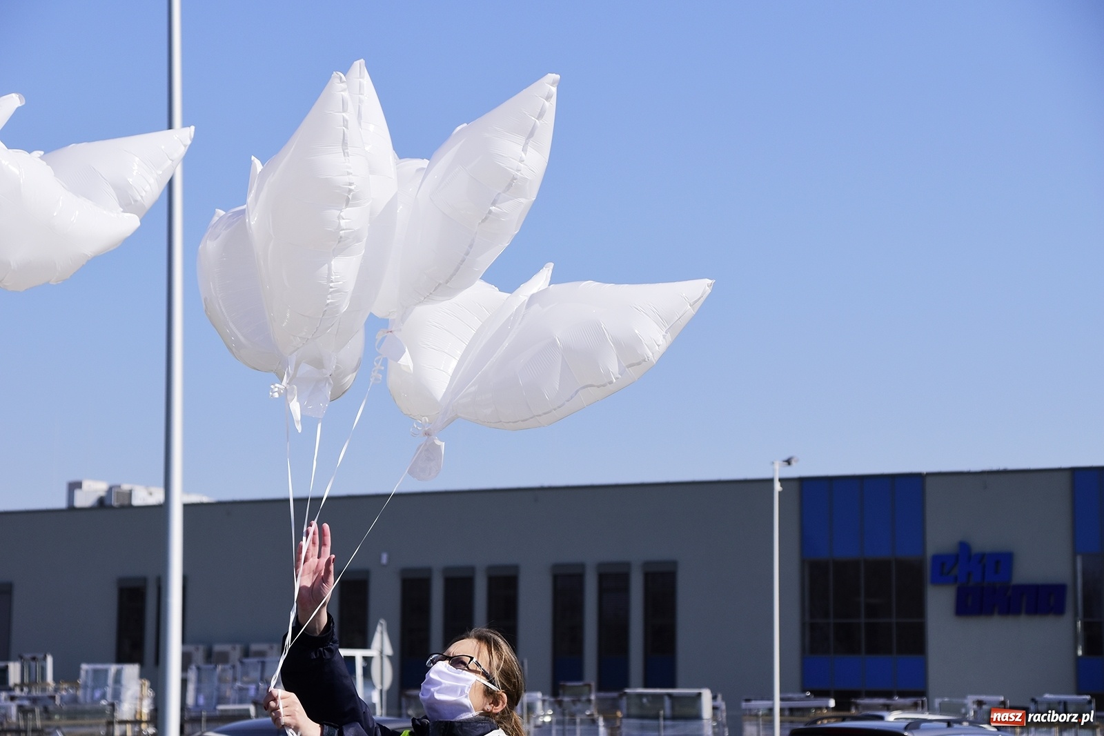 Zdjęcie w galerii na portalu naszraciborz.pl: Pracownicy Eko-Okien wypuścili w niebo swoje modlitwy [FOTO i WIDEO] wiadomości z regionu