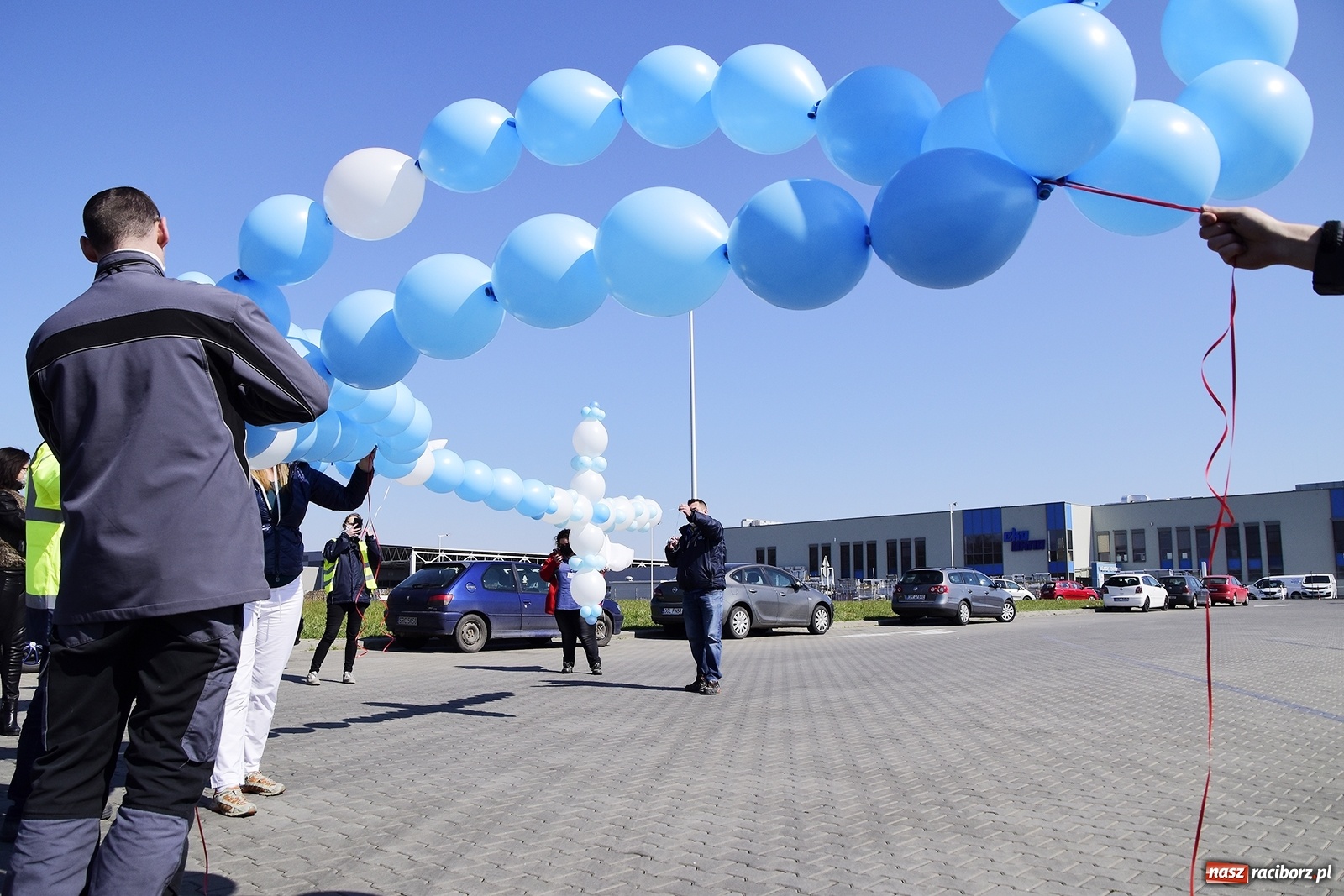 Zdjęcie w galerii na portalu naszraciborz.pl: Pracownicy Eko-Okien wypuścili w niebo swoje modlitwy [FOTO i WIDEO] wiadomości z regionu