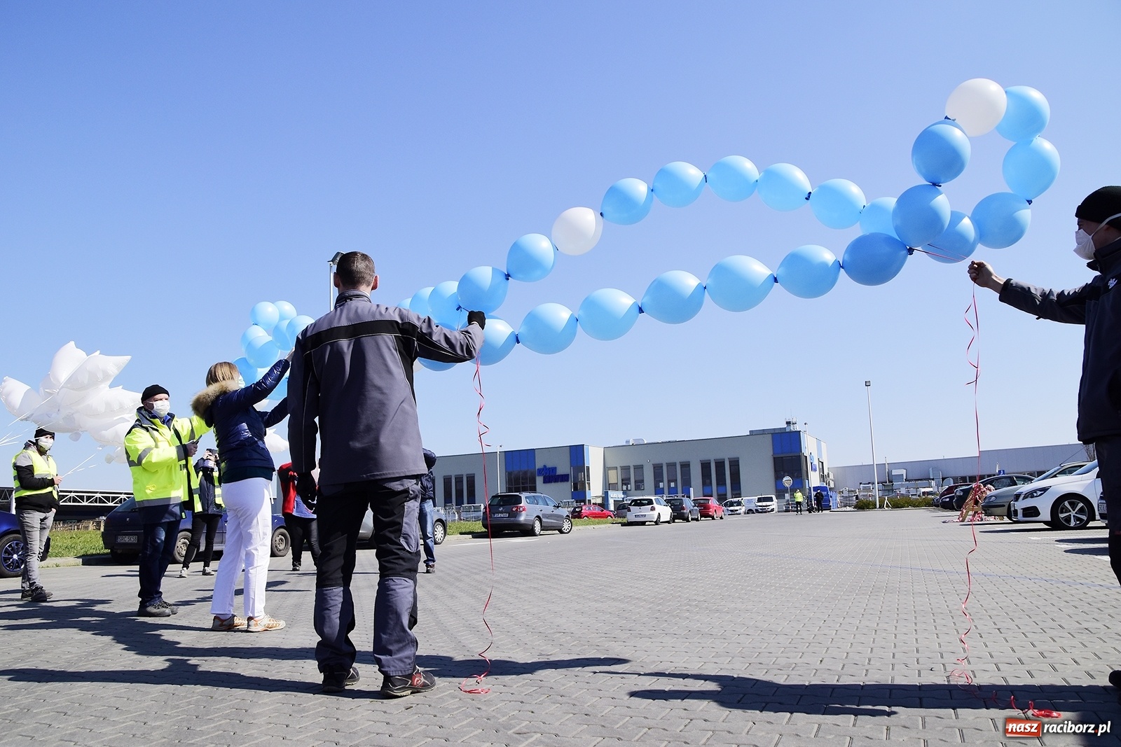 Zdjęcie w galerii na portalu naszraciborz.pl: Pracownicy Eko-Okien wypuścili w niebo swoje modlitwy [FOTO i WIDEO] wiadomości z regionu