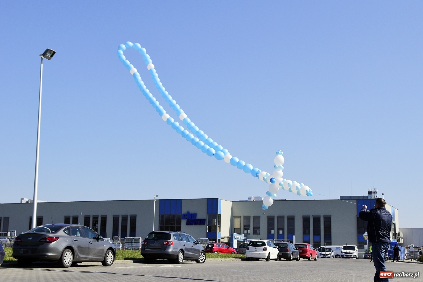 Zdjęcie w galerii na portalu naszraciborz.pl: Pracownicy Eko-Okien wypuścili w niebo swoje modlitwy [FOTO i WIDEO] wiadomości z regionu