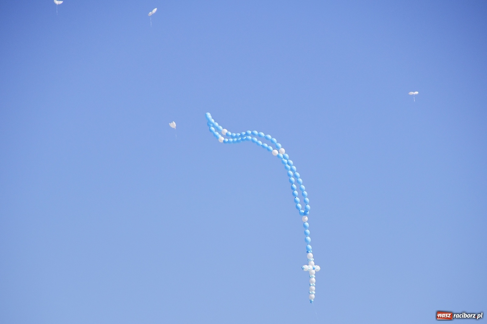 Zdjęcie w galerii na portalu naszraciborz.pl: Pracownicy Eko-Okien wypuścili w niebo swoje modlitwy [FOTO i WIDEO] wiadomości z regionu