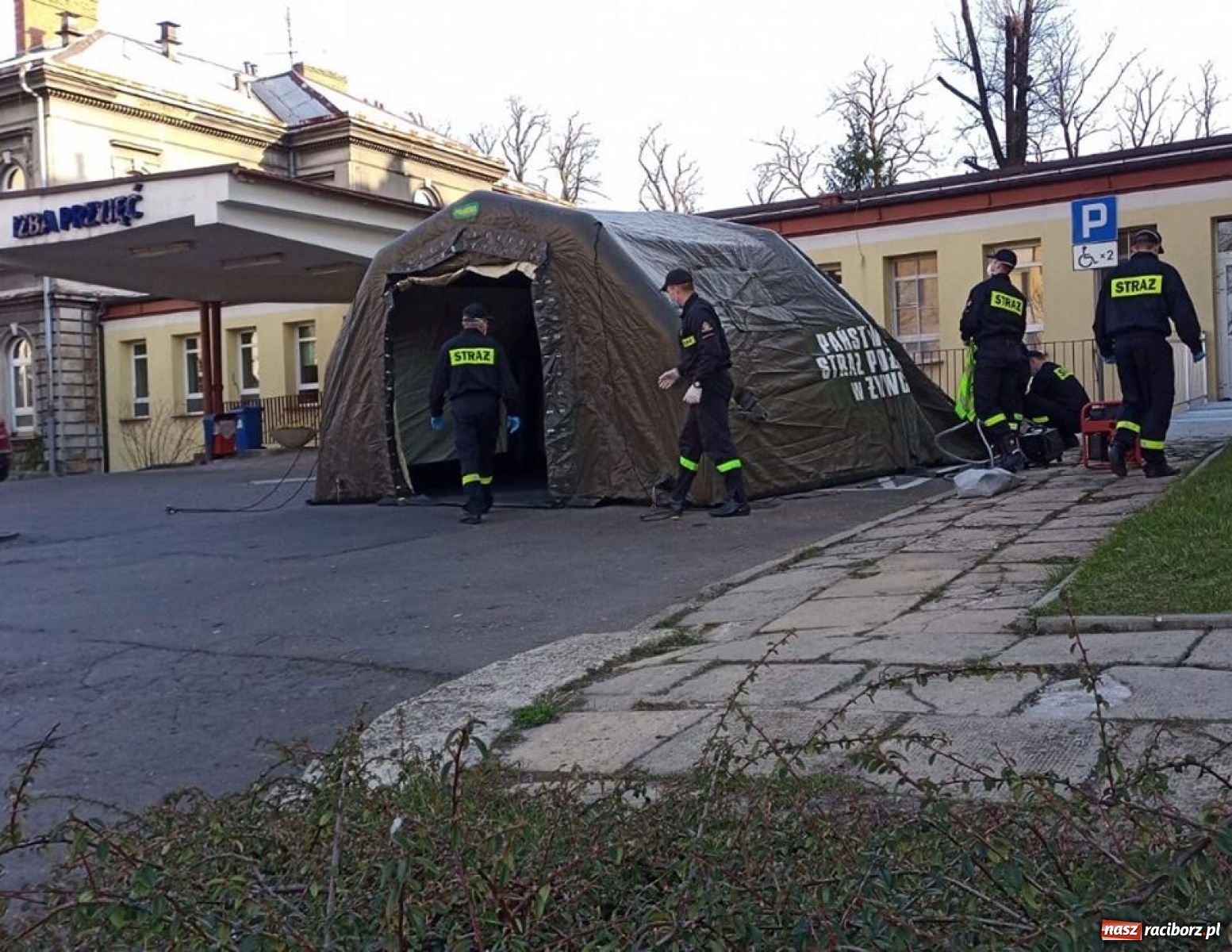 Zdjęcie w galerii na portalu naszraciborz.pl: Przed kolejnymi śląskimi szpitalami powstają strefy triażu wiadomości z regionu