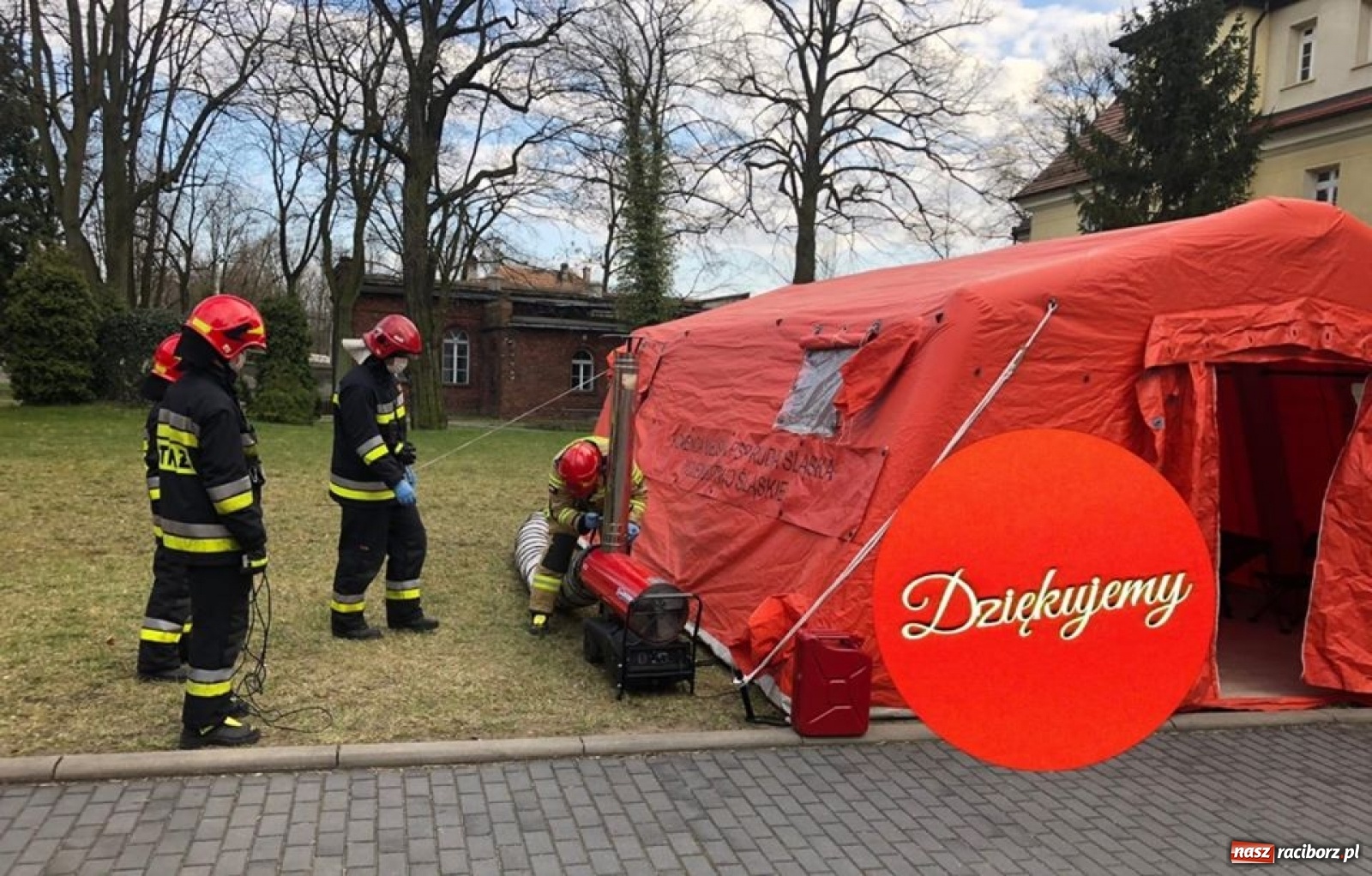 Zdjęcie w galerii na portalu naszraciborz.pl: Przed kolejnymi śląskimi szpitalami powstają strefy triażu wiadomości z regionu