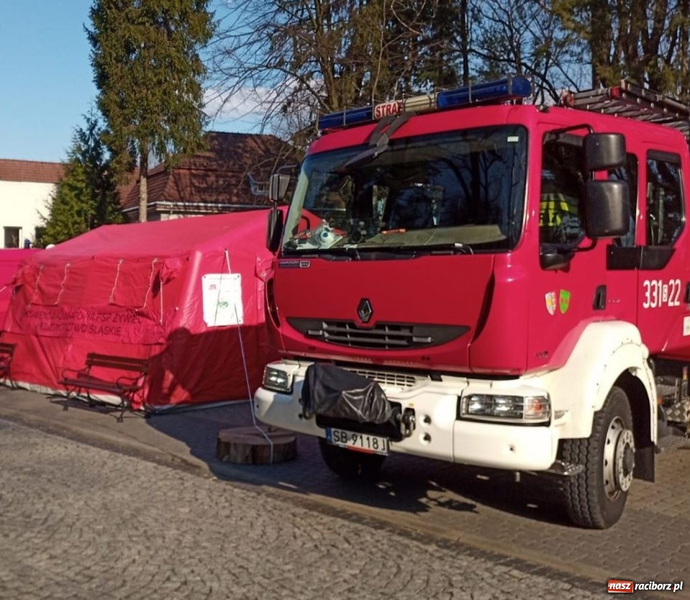 Zdjęcie w galerii na portalu naszraciborz.pl: Przed kolejnymi śląskimi szpitalami powstają strefy triażu wiadomości z regionu
