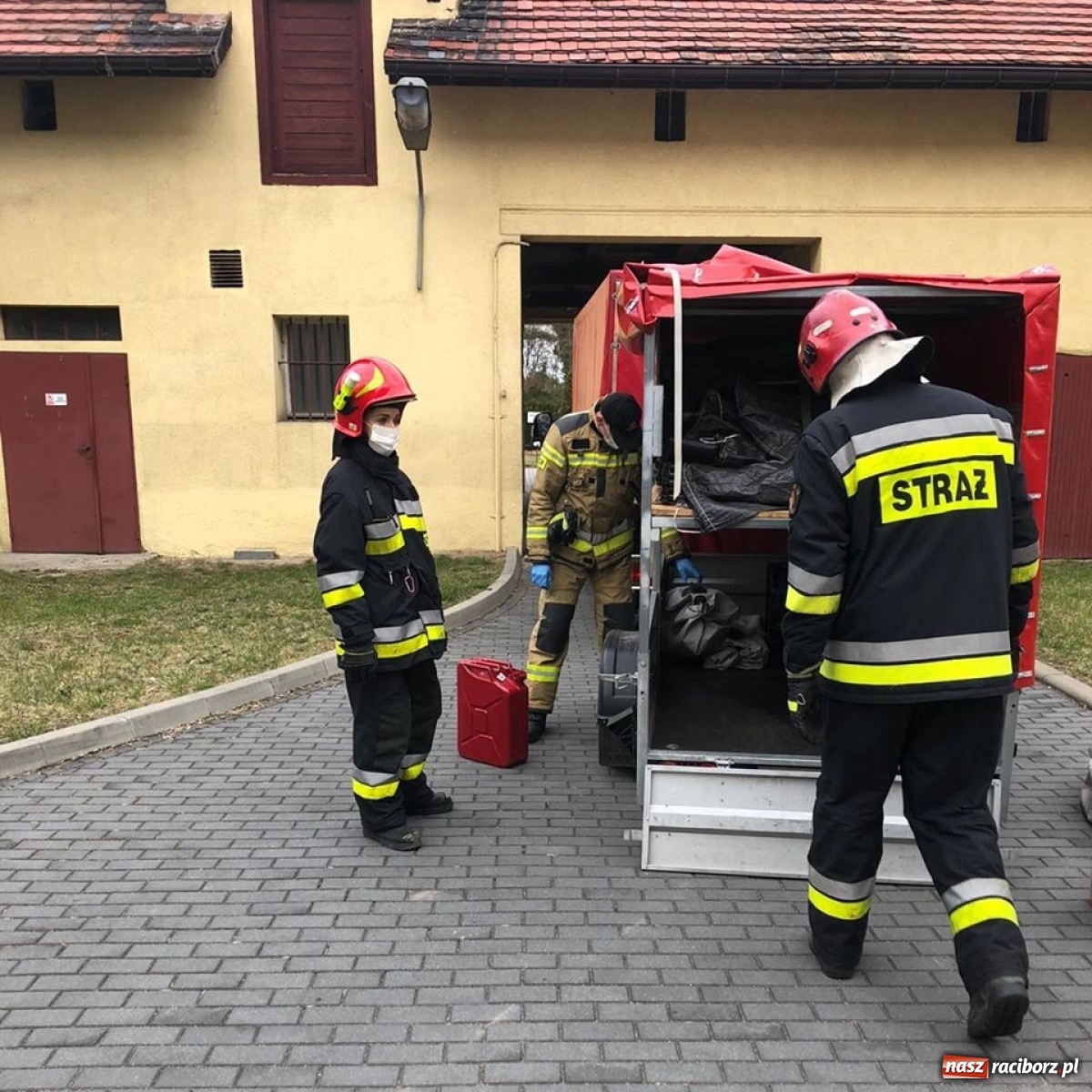Zdjęcie w galerii na portalu naszraciborz.pl: Przed kolejnymi śląskimi szpitalami powstają strefy triażu wiadomości z regionu