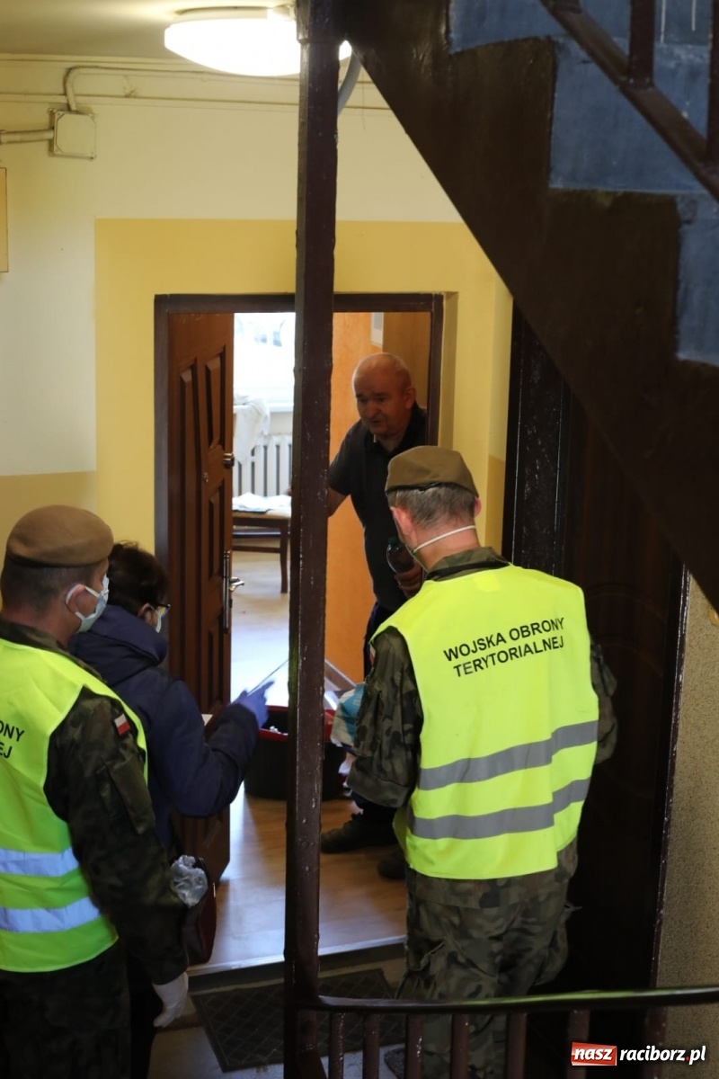 Zdjęcie w galerii na portalu naszraciborz.pl: Śląscy terytorialsi rozwieźli już blisko siedem ton żywności wiadomości z regionu