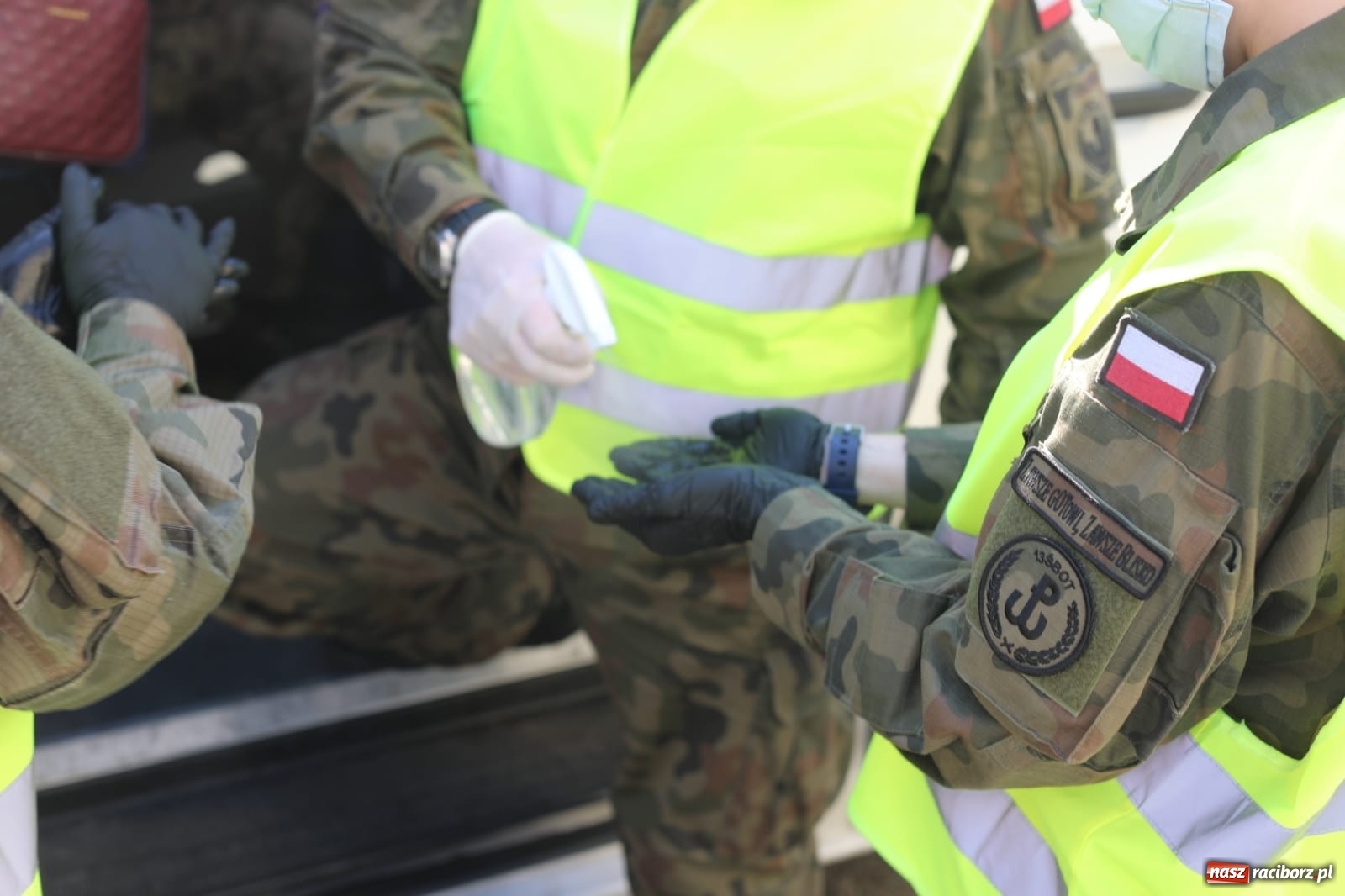 Zdjęcie w galerii na portalu naszraciborz.pl: Śląscy terytorialsi rozwieźli już blisko siedem ton żywności wiadomości z regionu