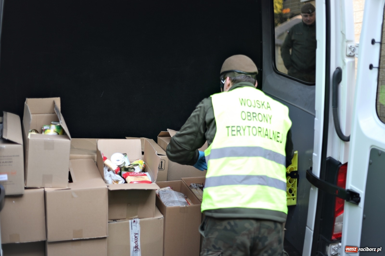 Zdjęcie w galerii na portalu naszraciborz.pl: Śląscy terytorialsi rozwieźli już blisko siedem ton żywności wiadomości z regionu