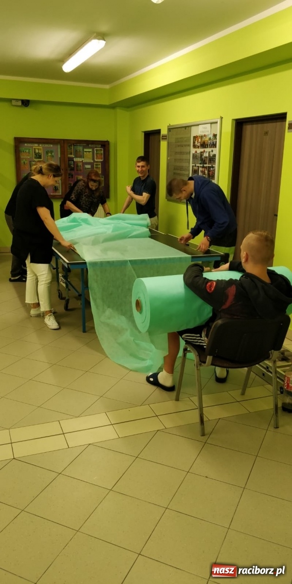 Zdjęcie w galerii na portalu naszraciborz.pl: Akcja wsparcia służb medycznych i socjalnych w poprawczaku wiadomości z regionu