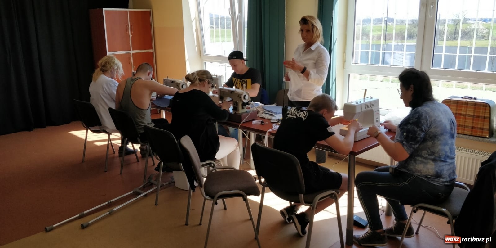 Zdjęcie w galerii na portalu naszraciborz.pl: Akcja wsparcia służb medycznych i socjalnych w poprawczaku wiadomości z regionu