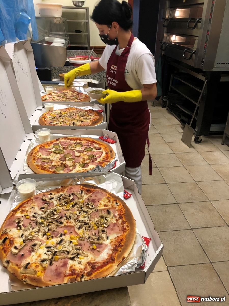 Zdjęcie w galerii na portalu naszraciborz.pl: Raciborscy restauratorzy z pomocą służbie zdrowia wiadomości z regionu