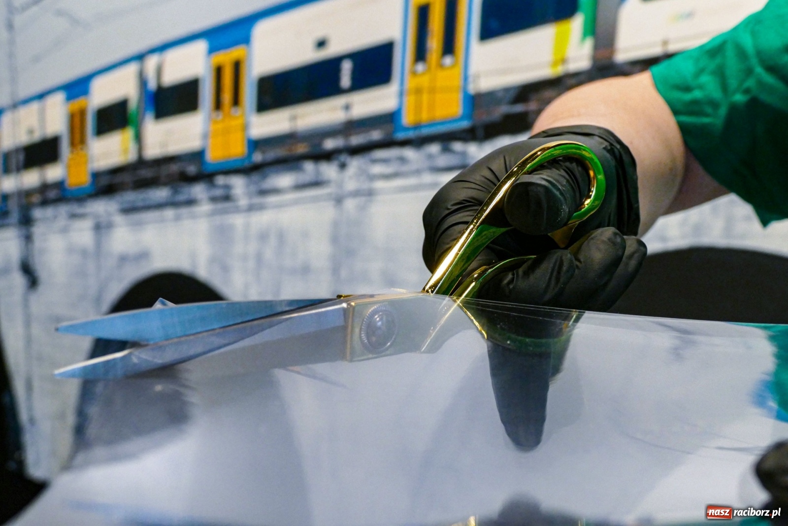 Zdjęcie w galerii na portalu naszraciborz.pl: Dbajmy o siebie nawzajem! Koleje Śląskie produkują przyłbice dla szpitali wiadomości z regionu