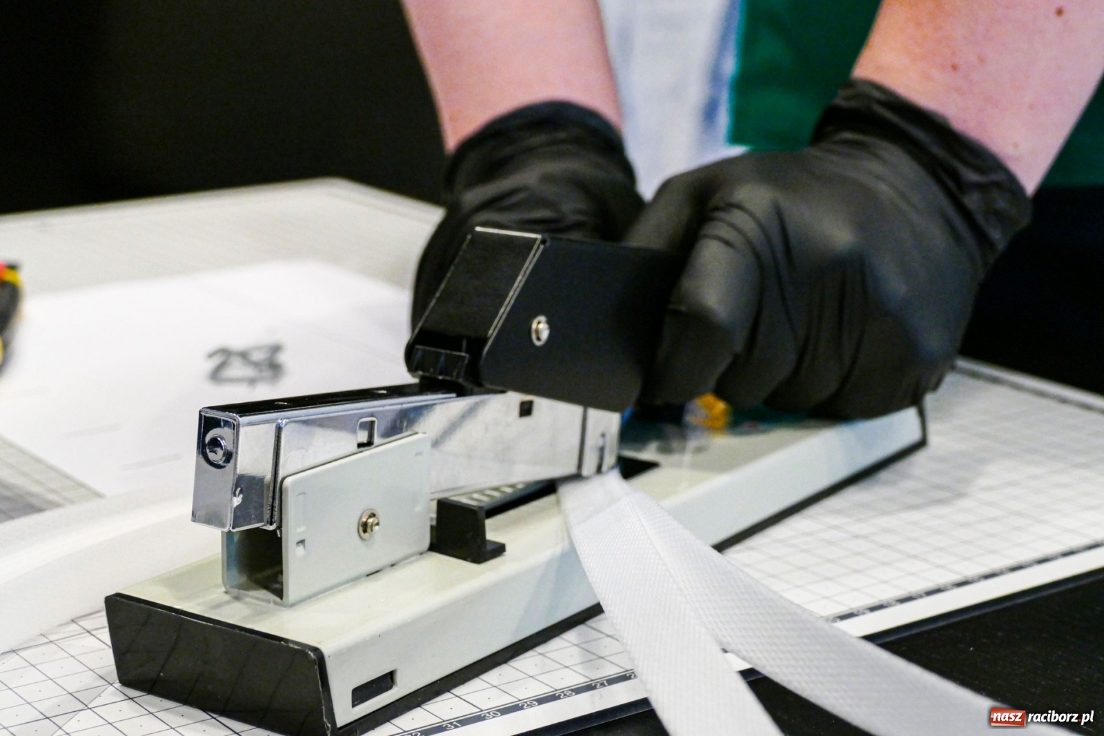 Zdjęcie w galerii na portalu naszraciborz.pl: Dbajmy o siebie nawzajem! Koleje Śląskie produkują przyłbice dla szpitali wiadomości z regionu