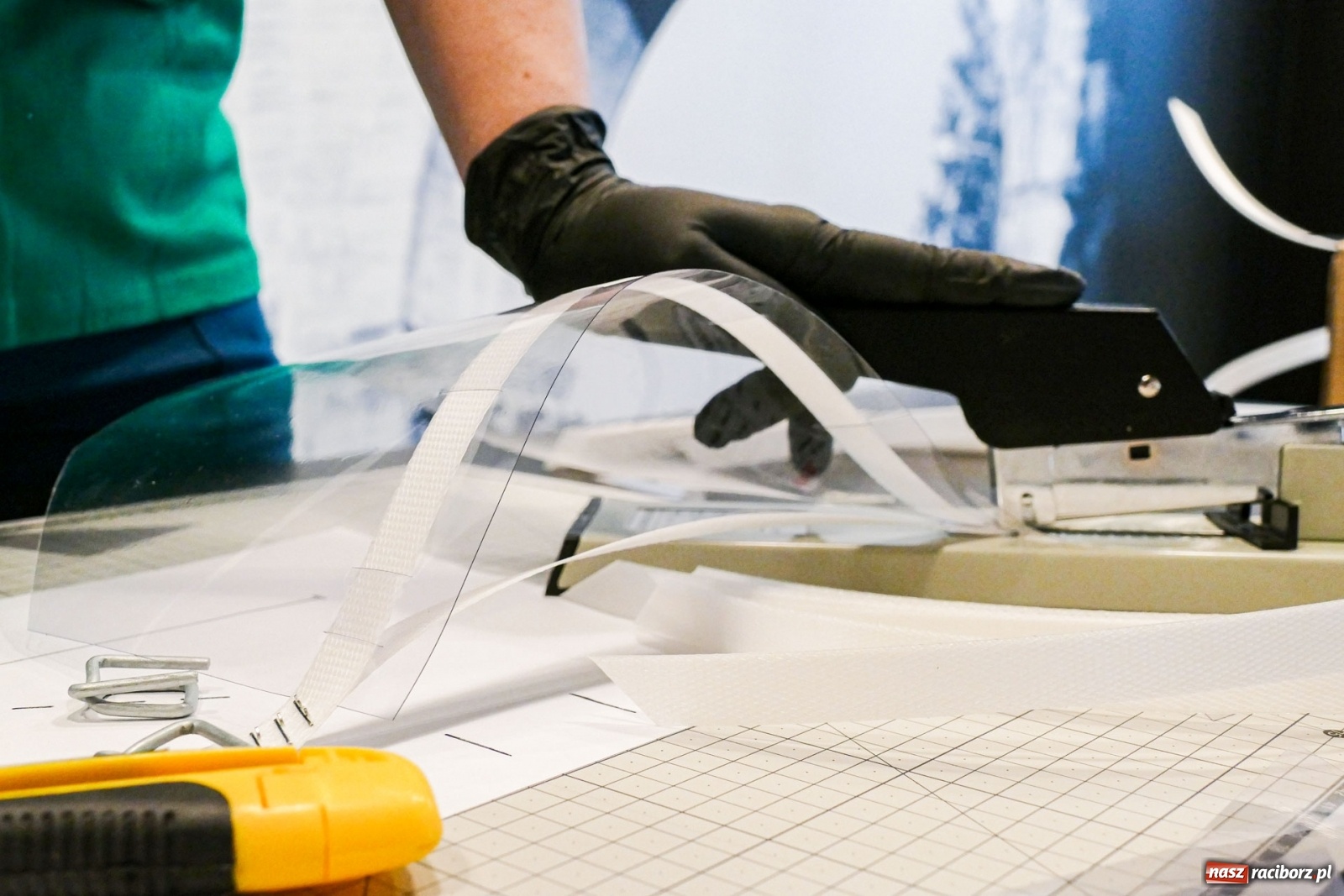 Zdjęcie w galerii na portalu naszraciborz.pl: Dbajmy o siebie nawzajem! Koleje Śląskie produkują przyłbice dla szpitali wiadomości z regionu