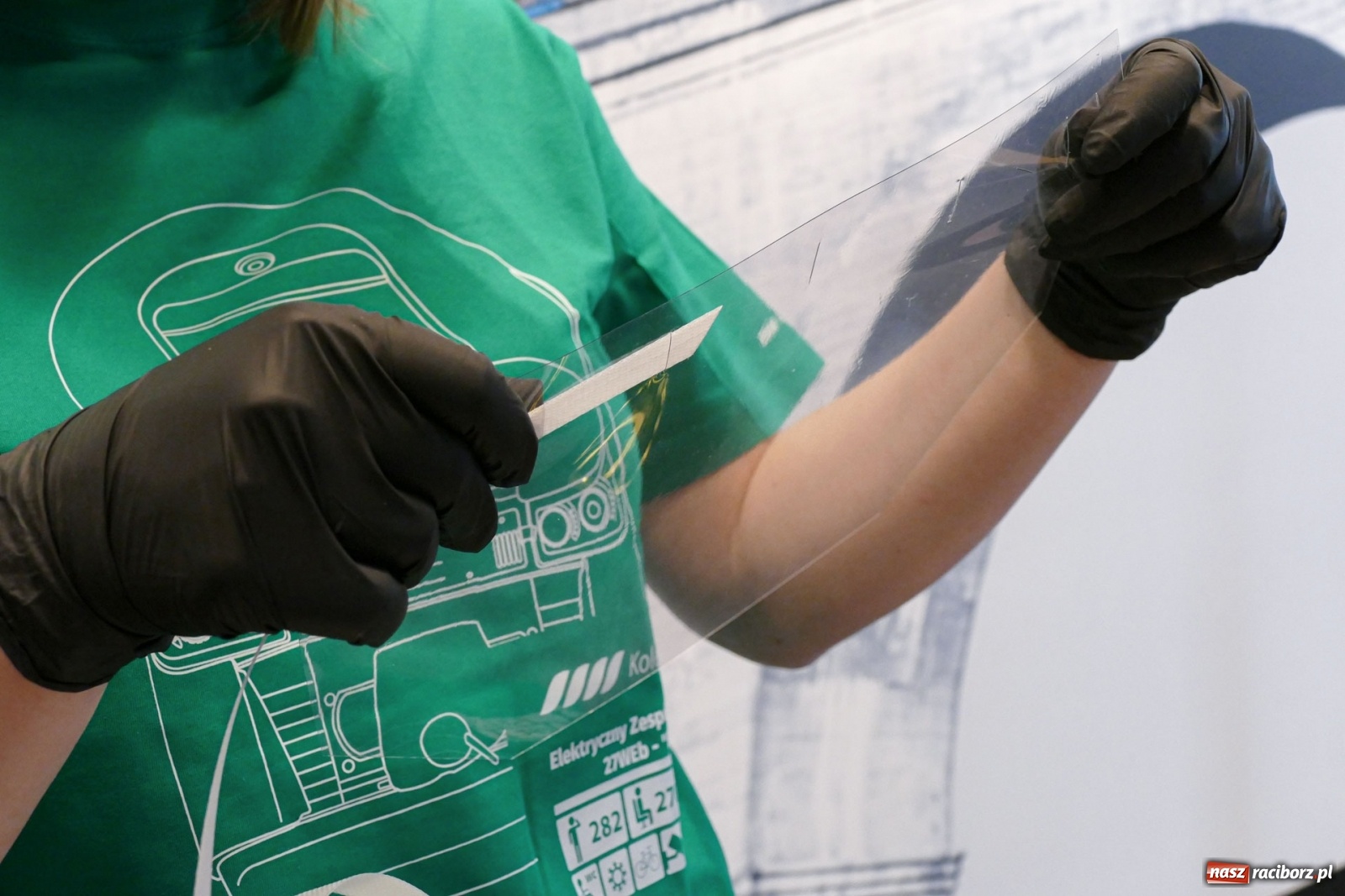 Zdjęcie w galerii na portalu naszraciborz.pl: Dbajmy o siebie nawzajem! Koleje Śląskie produkują przyłbice dla szpitali wiadomości z regionu