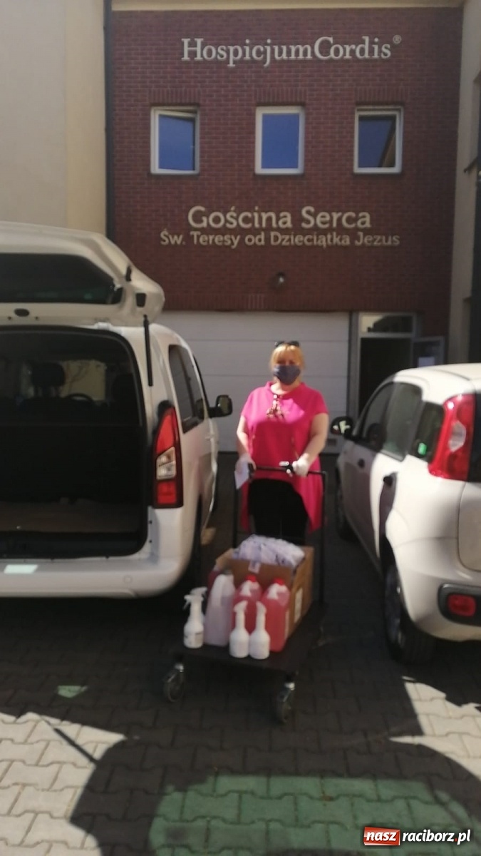 Zdjęcie w galerii na portalu naszraciborz.pl: Pół tysiąca maseczek uszytych przez skazanych trafiło do katowickiego Hospicjum Cordis wiadomości z regionu