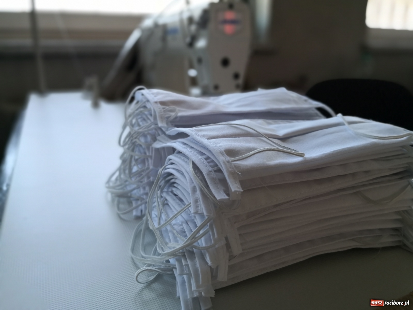 Zdjęcie w galerii na portalu naszraciborz.pl: Pół tysiąca maseczek uszytych przez skazanych trafiło do katowickiego Hospicjum Cordis wiadomości z regionu