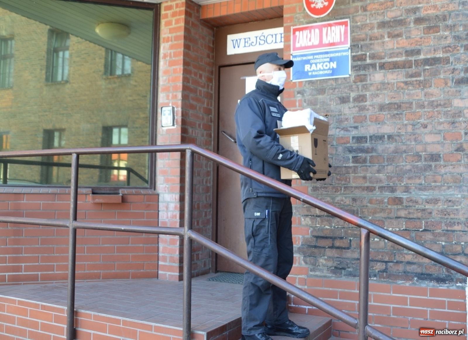 Zdjęcie w galerii na portalu naszraciborz.pl: Pół tysiąca maseczek uszytych przez skazanych trafiło do katowickiego Hospicjum Cordis wiadomości z regionu