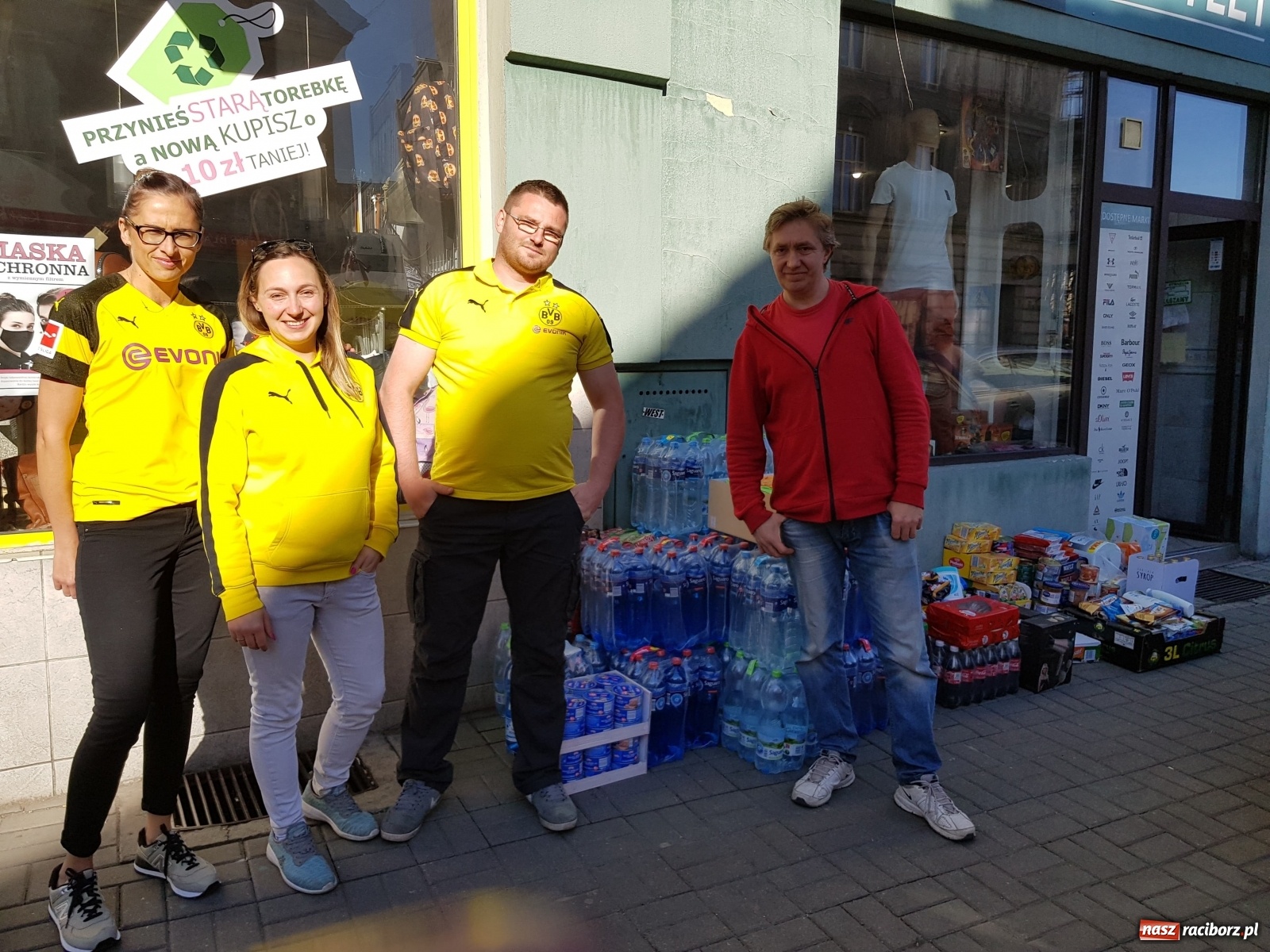 Zdjęcie w galerii na portalu naszraciborz.pl: Kibice Borussi Dortmund dla raciborskiego szpitala  wiadomości z regionu