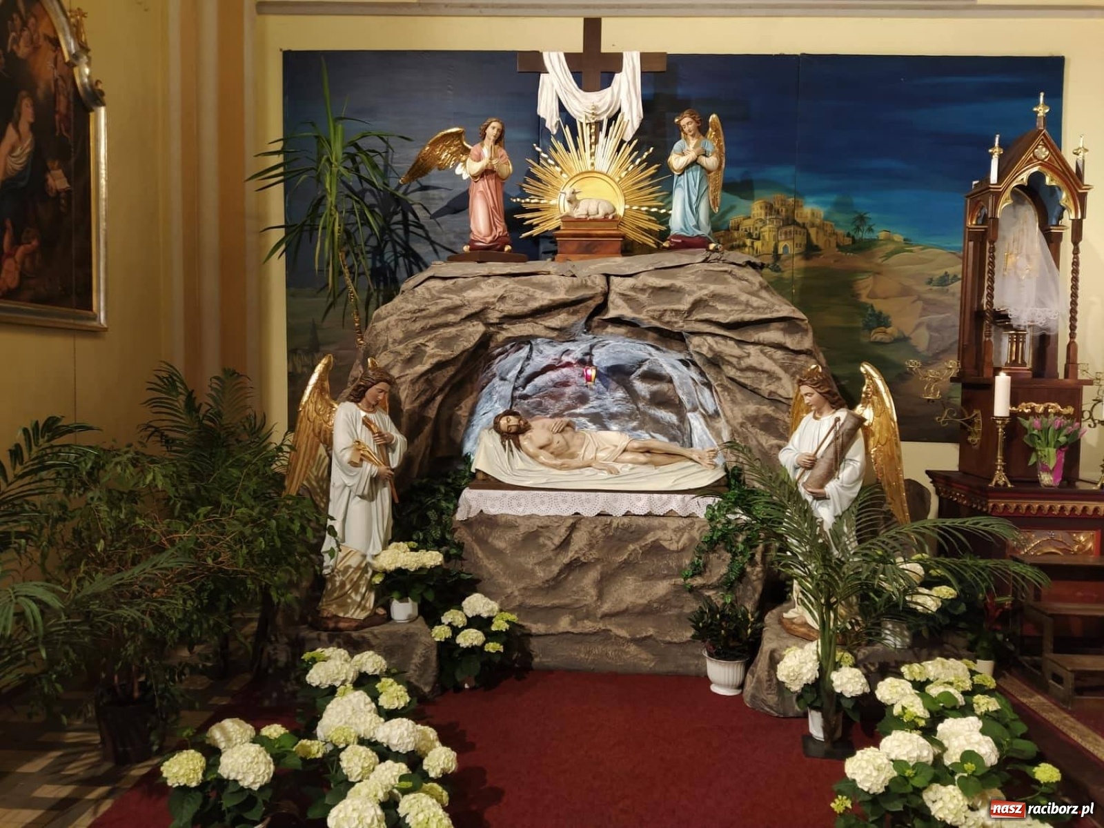 Zdjęcie w galerii na portalu naszraciborz.pl: Groby Pańskie w raciborskich parafiach [FOTO] wiadomości z regionu