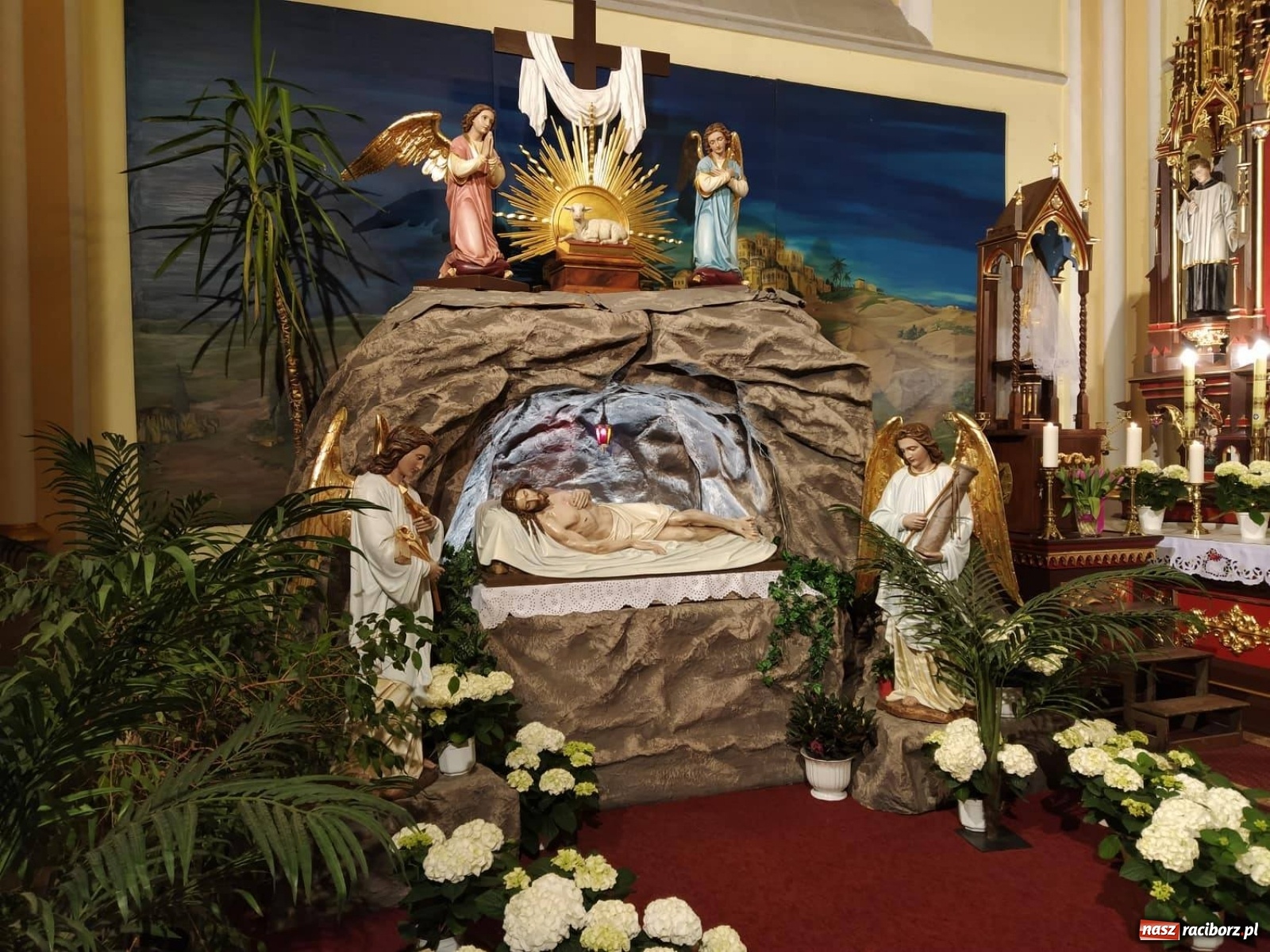 Zdjęcie w galerii na portalu naszraciborz.pl: Groby Pańskie w raciborskich parafiach [FOTO] wiadomości z regionu