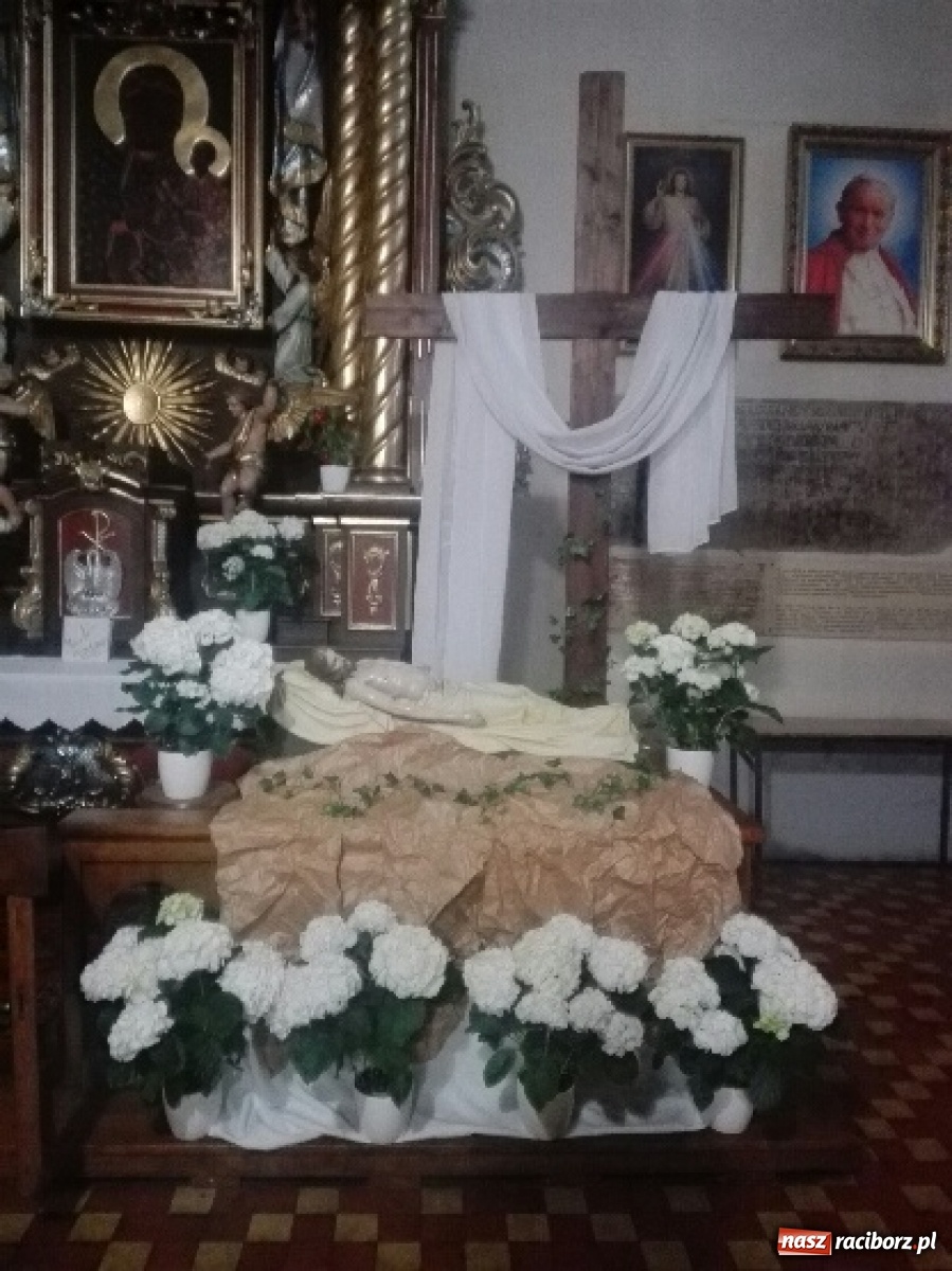 Zdjęcie w galerii na portalu naszraciborz.pl: Groby Pańskie w raciborskich parafiach [FOTO] wiadomości z regionu