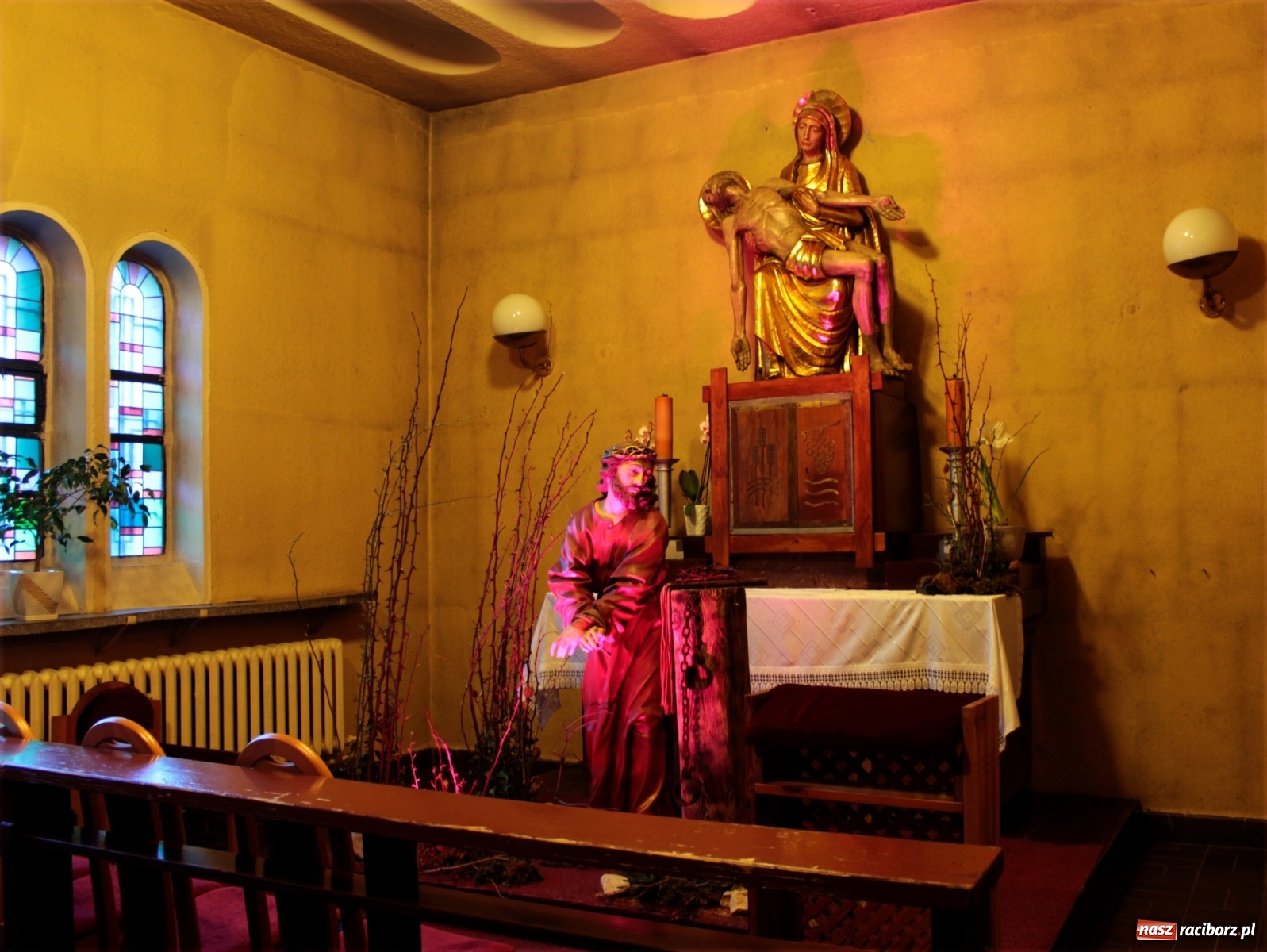 Zdjęcie w galerii na portalu naszraciborz.pl: Groby Pańskie w raciborskich parafiach [FOTO] wiadomości z regionu