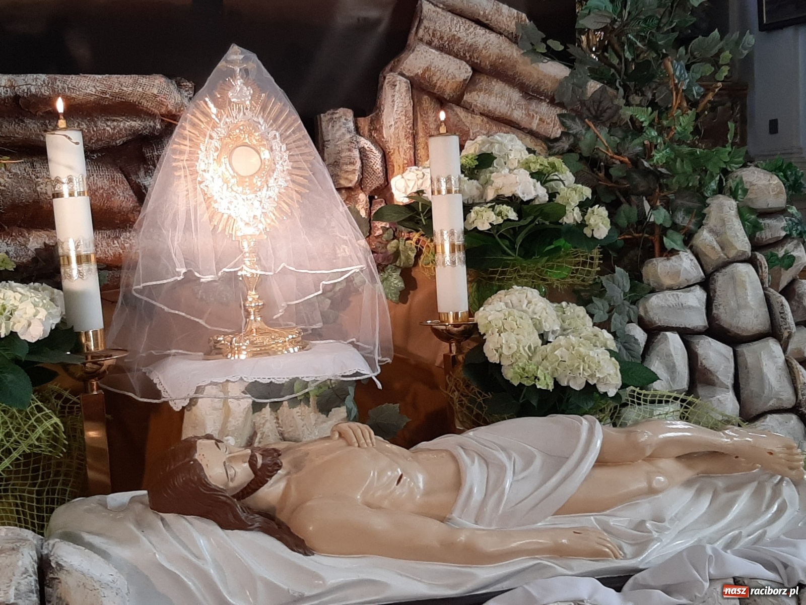 Zdjęcie w galerii na portalu naszraciborz.pl: Groby Pańskie w raciborskich parafiach [FOTO] wiadomości z regionu