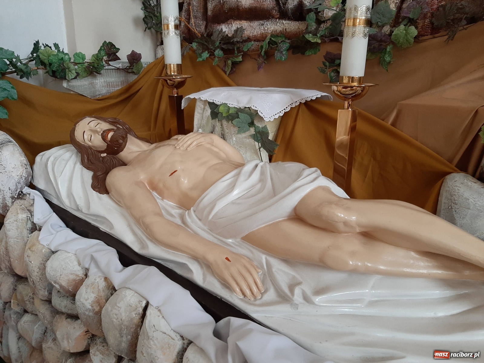 Zdjęcie w galerii na portalu naszraciborz.pl: Groby Pańskie w raciborskich parafiach [FOTO] wiadomości z regionu