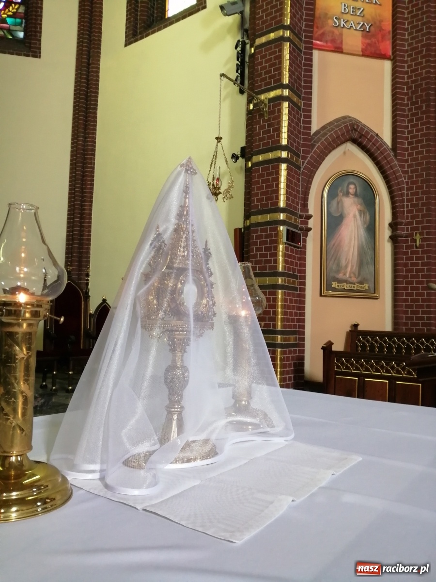 Zdjęcie w galerii na portalu naszraciborz.pl: Groby Pańskie w raciborskich parafiach [FOTO] wiadomości z regionu