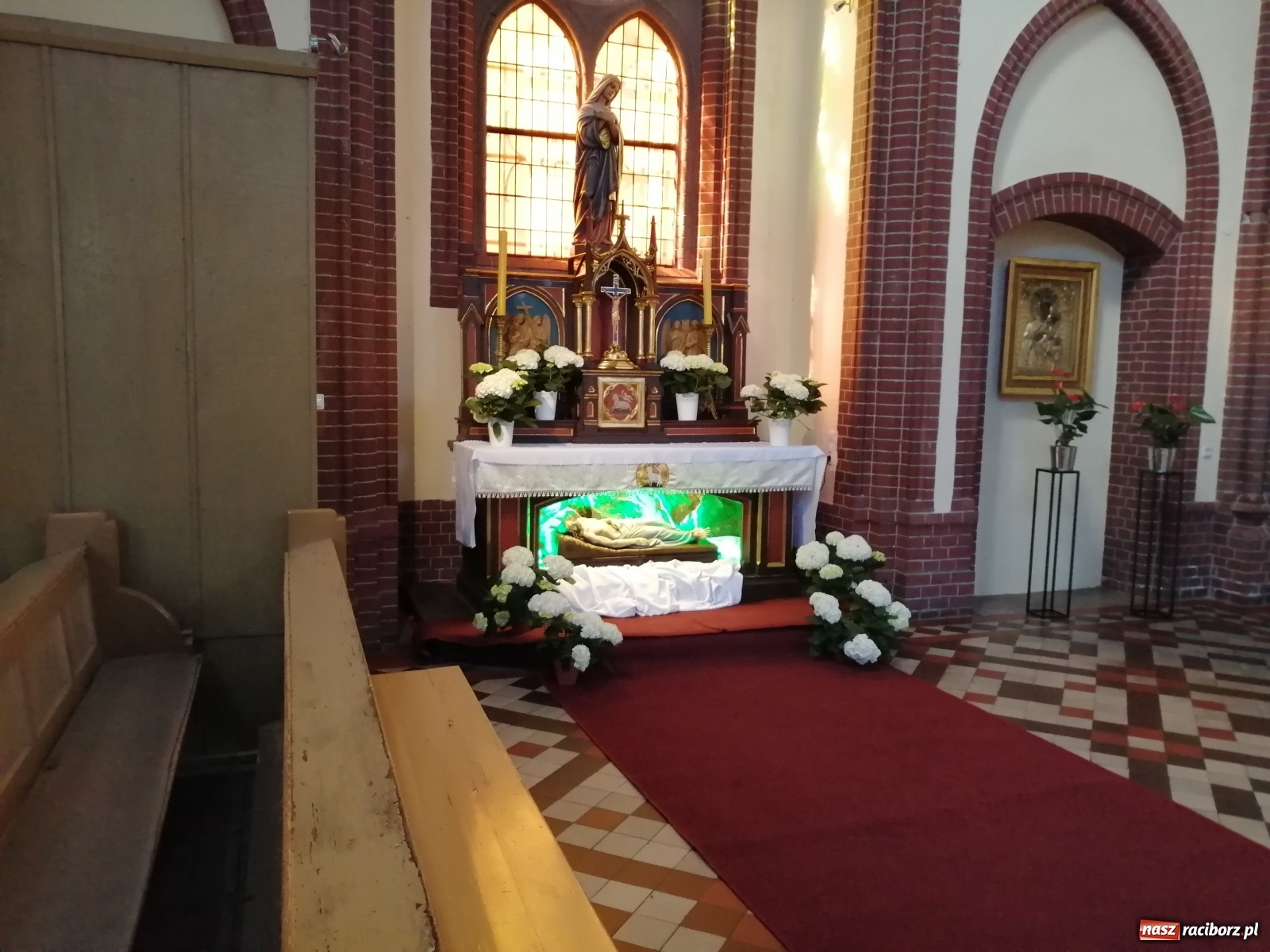 Zdjęcie w galerii na portalu naszraciborz.pl: Groby Pańskie w raciborskich parafiach [FOTO] wiadomości z regionu