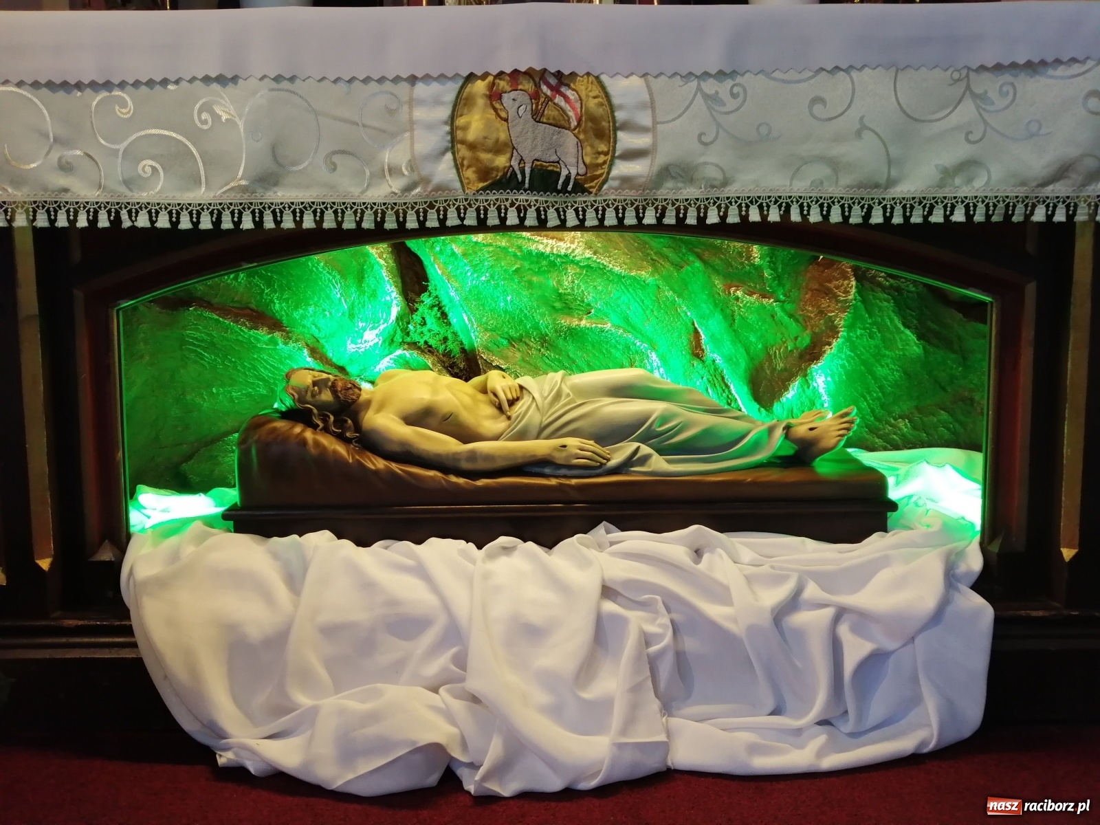 Zdjęcie w galerii na portalu naszraciborz.pl: Groby Pańskie w raciborskich parafiach [FOTO] wiadomości z regionu