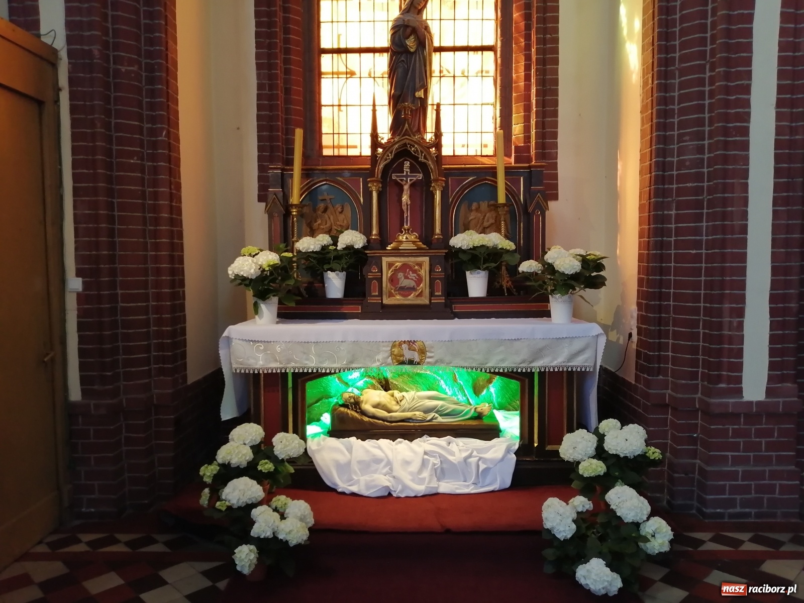 Zdjęcie w galerii na portalu naszraciborz.pl: Groby Pańskie w raciborskich parafiach [FOTO] wiadomości z regionu