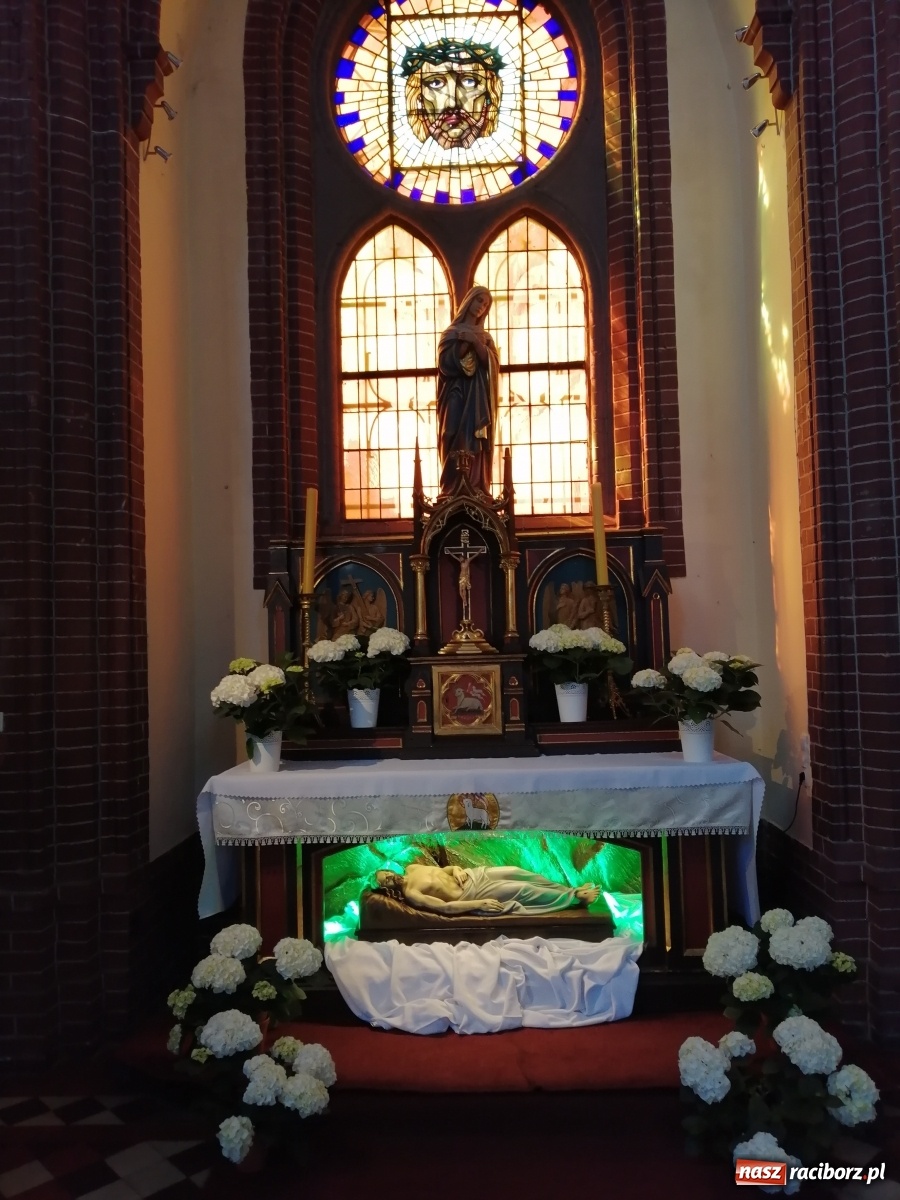 Zdjęcie w galerii na portalu naszraciborz.pl: Groby Pańskie w raciborskich parafiach [FOTO] wiadomości z regionu