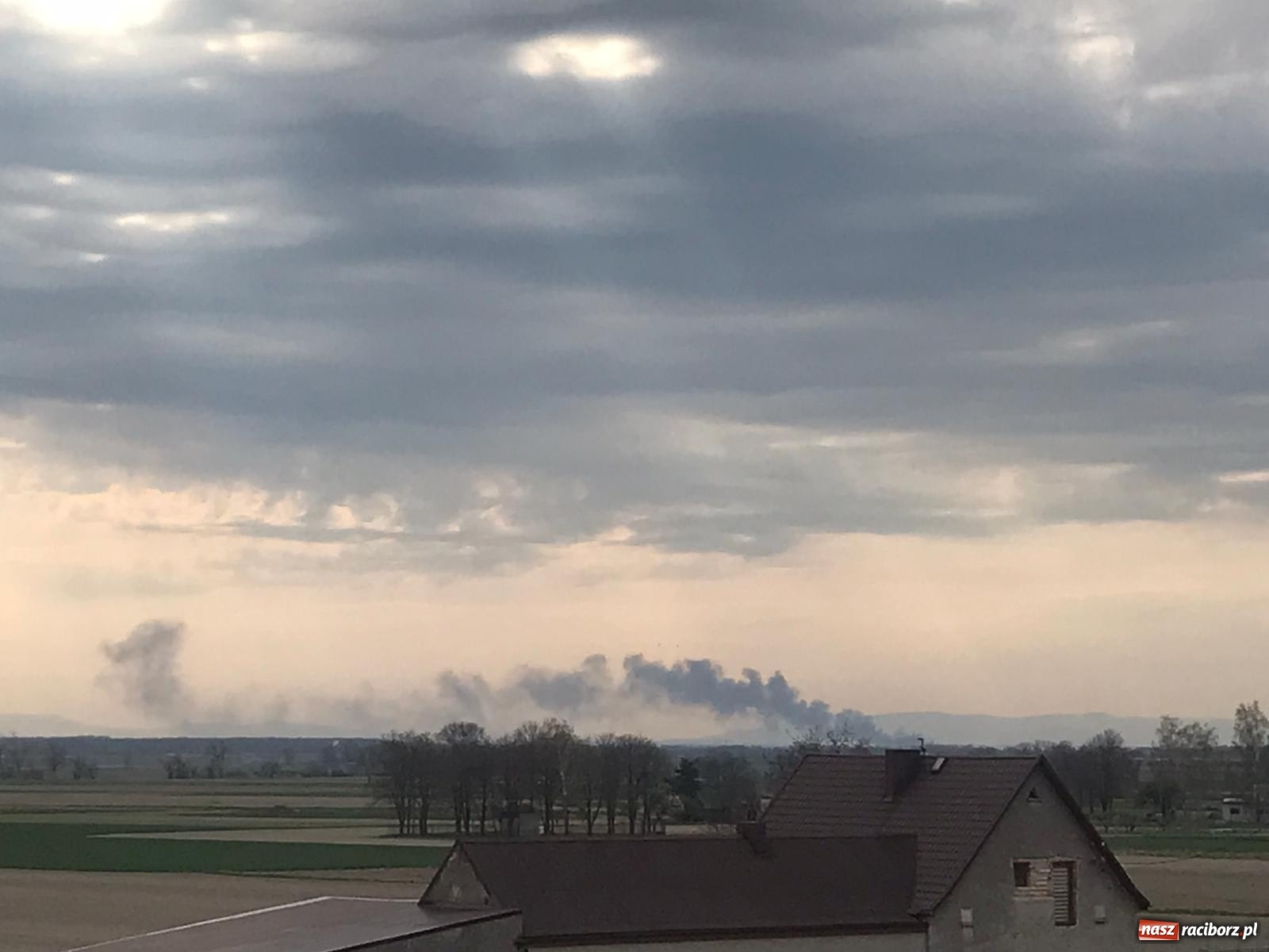 Zdjęcie w galerii na portalu naszraciborz.pl: Pożar kurnika w Zabełkowie. Dym był widoczny z kilku kilometrów! [FOTO i WIDEO] wiadomości z regionu