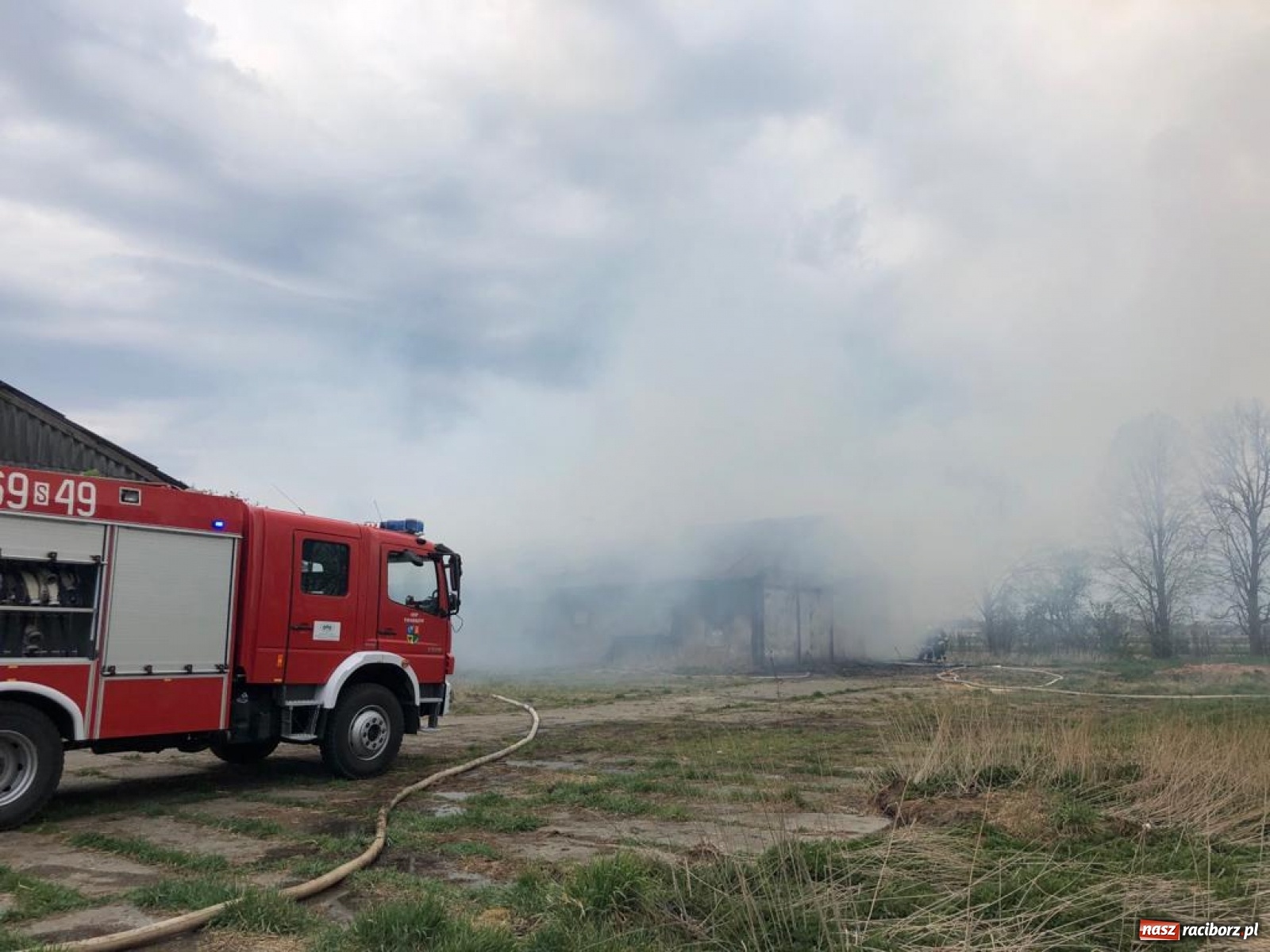 Zdjęcie w galerii na portalu naszraciborz.pl: Pożar kurnika w Zabełkowie. Dym był widoczny z kilku kilometrów! [FOTO i WIDEO] wiadomości z regionu