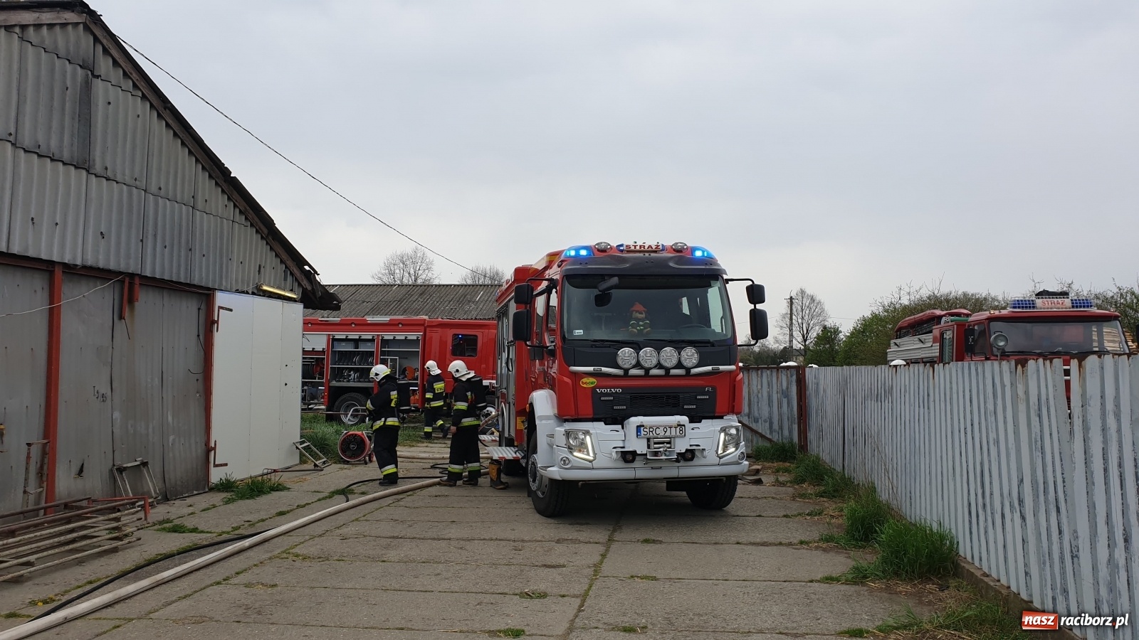 Zdjęcie w galerii na portalu naszraciborz.pl: Pożar kurnika w Zabełkowie. Dym był widoczny z kilku kilometrów! [FOTO i WIDEO] wiadomości z regionu