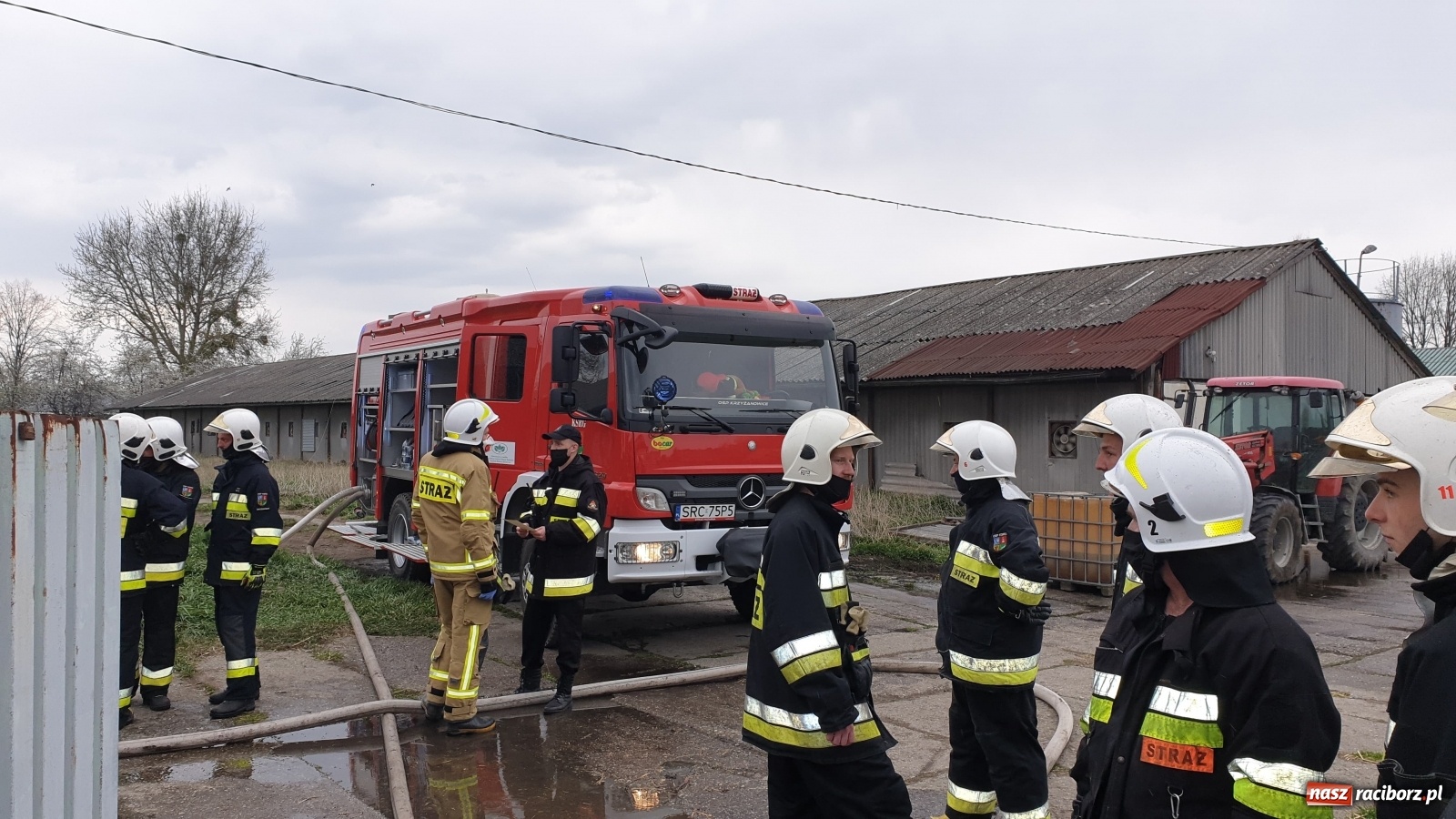 Zdjęcie w galerii na portalu naszraciborz.pl: Pożar kurnika w Zabełkowie. Dym był widoczny z kilku kilometrów! [FOTO i WIDEO] wiadomości z regionu
