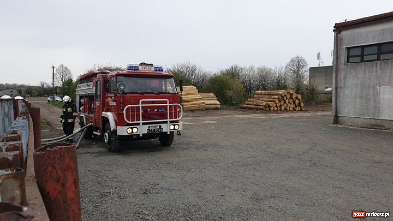Zdjęcie w galerii na portalu naszraciborz.pl: Pożar kurnika w Zabełkowie. Dym był widoczny z kilku kilometrów! [FOTO i WIDEO] wiadomości z regionu